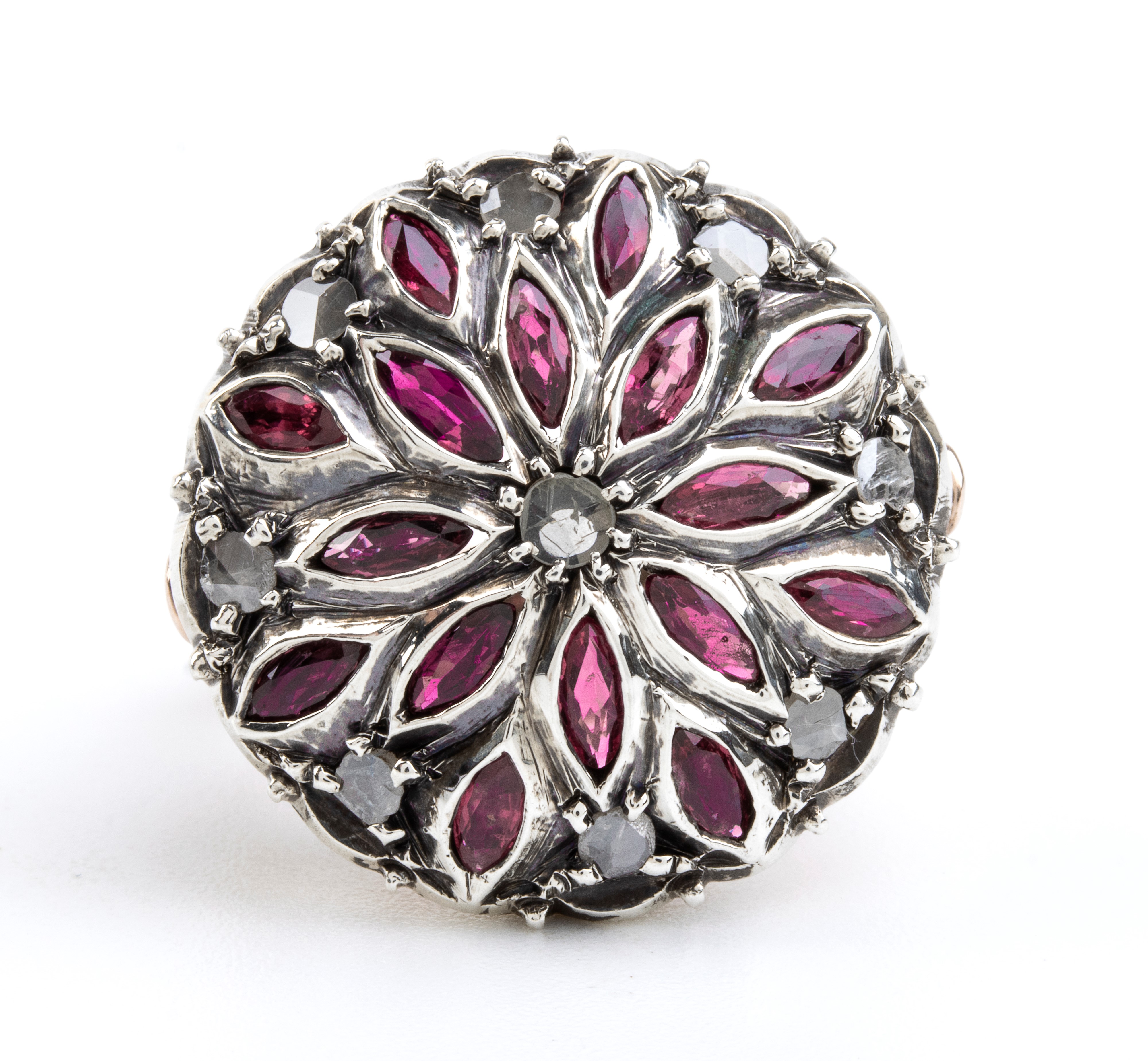 Anello in oro, argento, rubini e diamanti