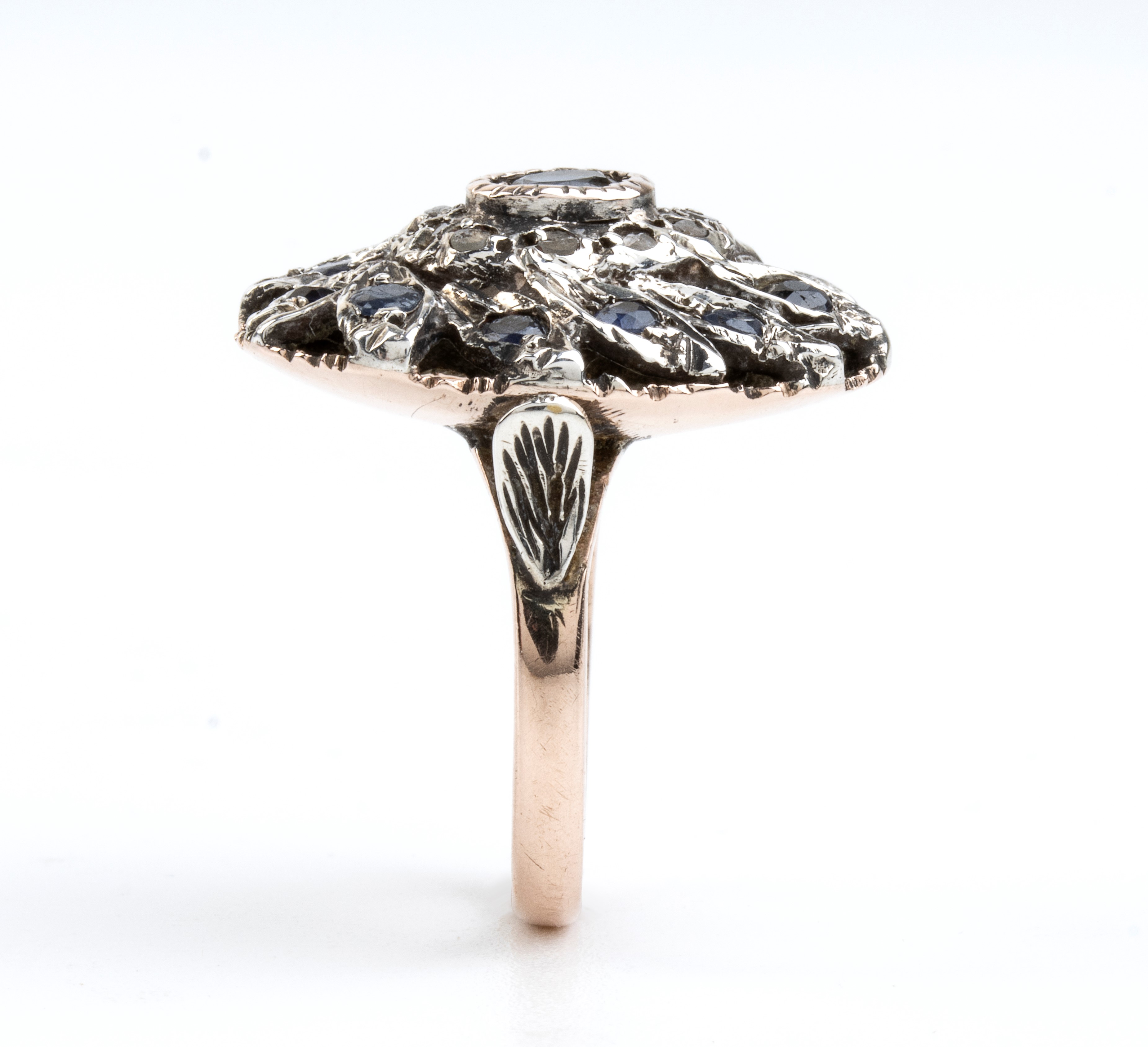 Anello in oro ed argento con zaffiri e diamanti