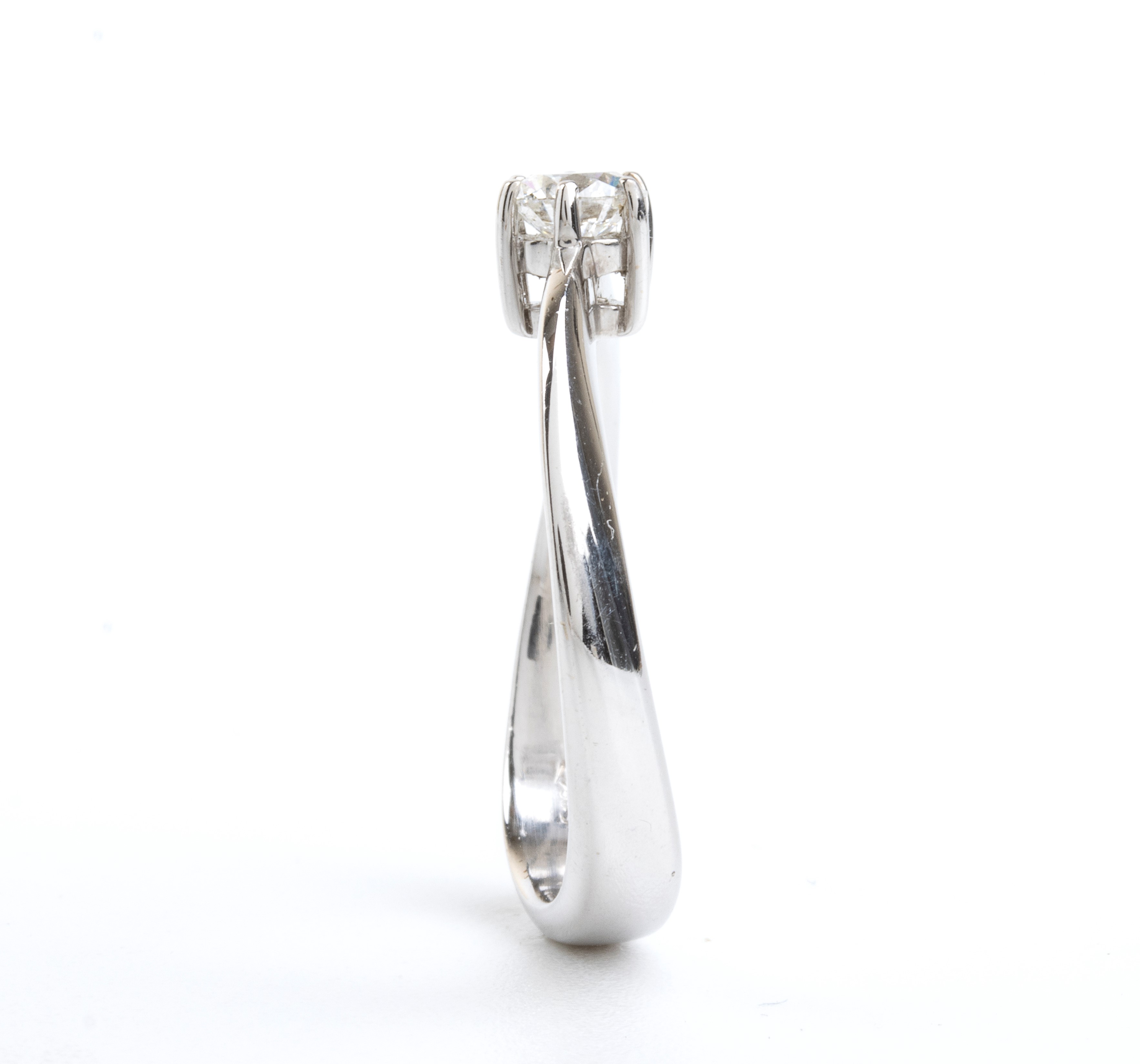 Anello solitario in oro con diamante