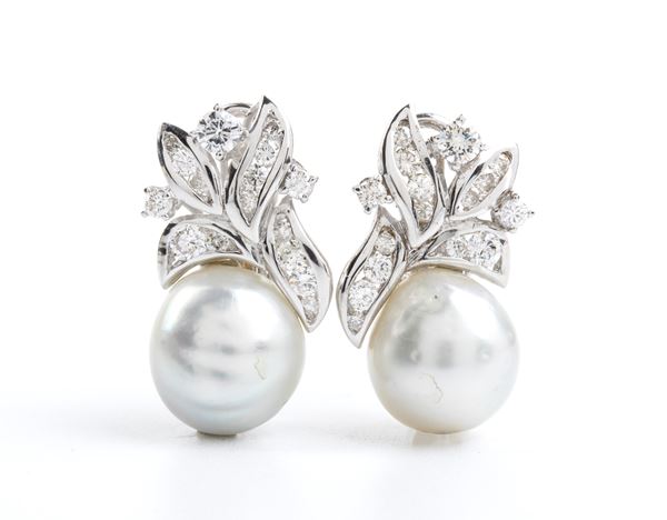 Pearl diamond gold pair of earrings 