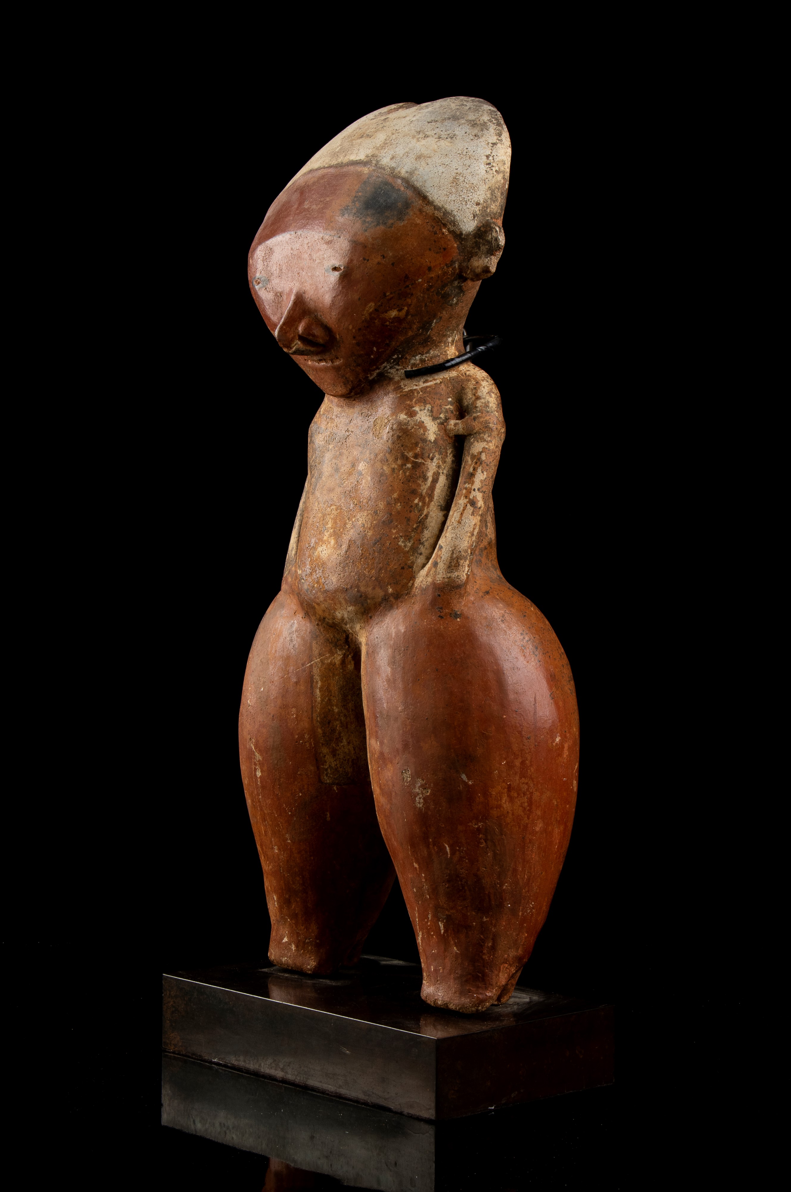 Grande Figura di Stile 'chinesco' in Terracotta Dipinta