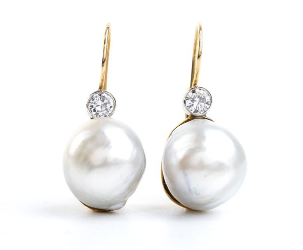 Gold earrings with pearls and diamonds