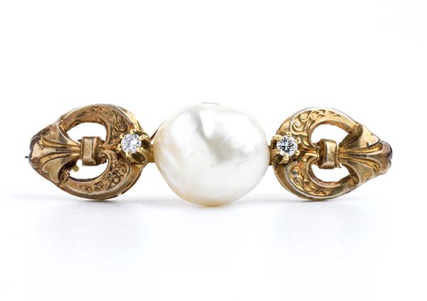 Gold brooch with a baroque pearl and diamonds