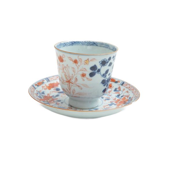 Tazza con piatto in porcellana policroma a decoro Imari,