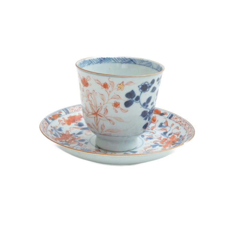 Tazza con Piatto in Porcellana Policroma a Decoro Imari,