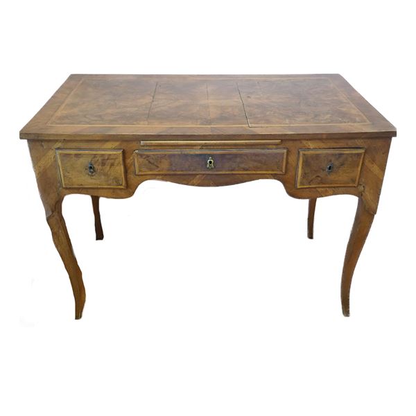 Desk with three drawers in walnut and walnut root  (late 19th century early 20th century)  - Auction Smart Auction: furniture, paintings, sculptures, silver and more at affordable prices - Bertolami Fine Art - Casa d'Aste