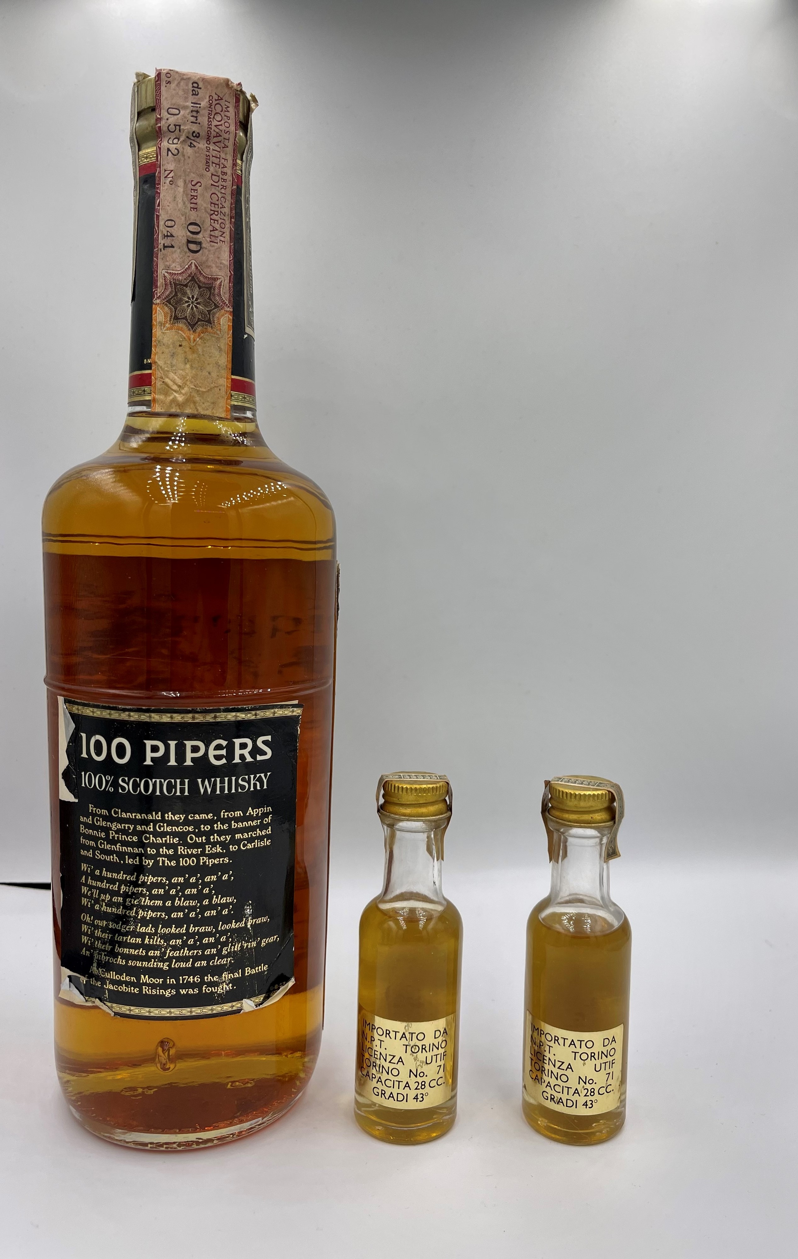 Seagram's 100 Pipers De Luxe Scotch Whisky