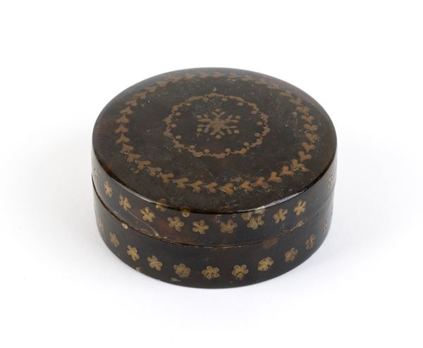 French tortoiseshell snuffbox with miniature