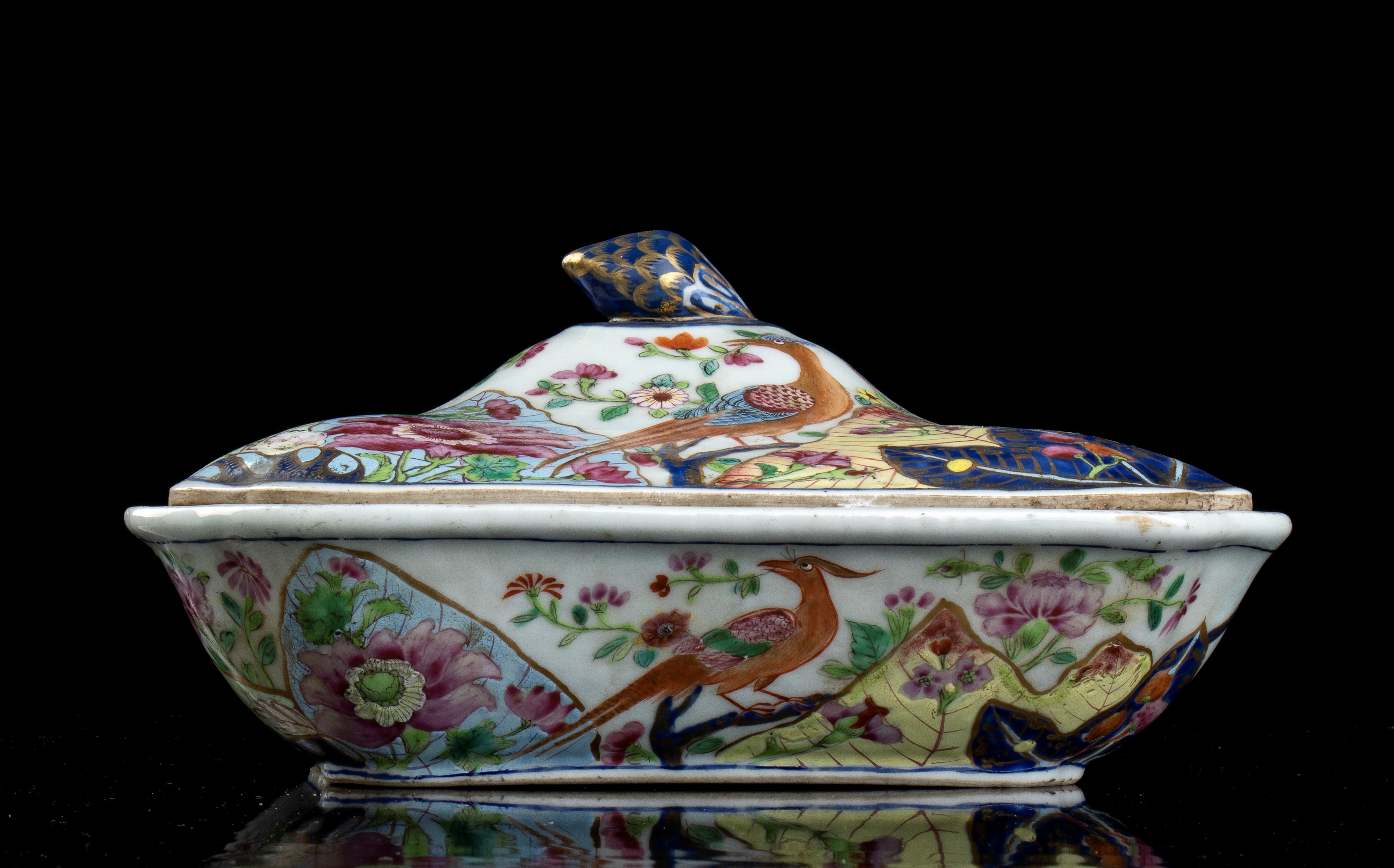 ZUPPIERA CON COPERCHIO IN PORCELLANA CON DECORO 'FOGLIA DI TABACCO' A SMALTI POLICROMI