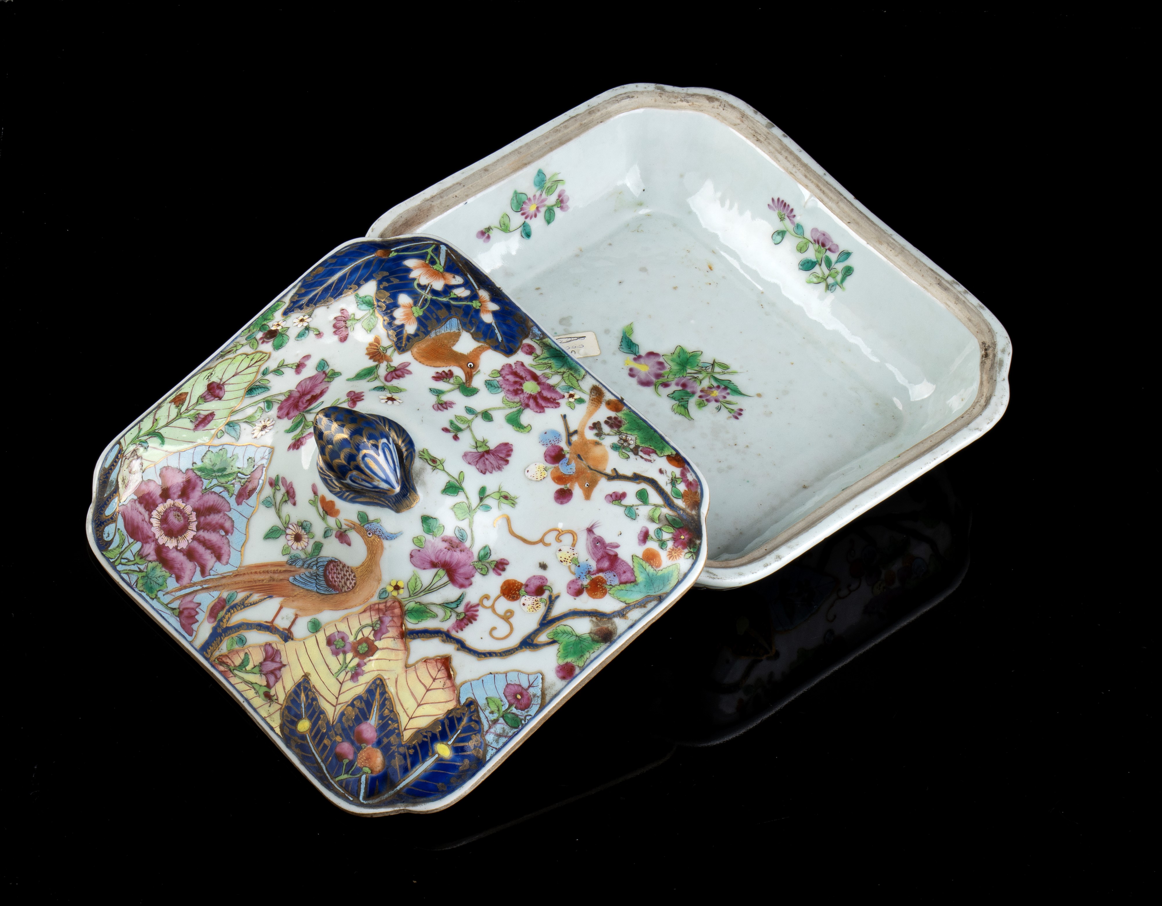 ZUPPIERA CON COPERCHIO IN PORCELLANA CON DECORO 'FOGLIA DI TABACCO' A SMALTI POLICROMI