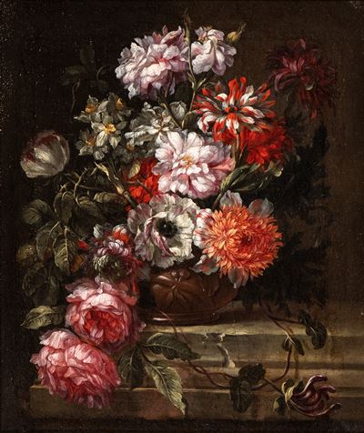 Bouquet di Fiori in un Vaso Metallico
