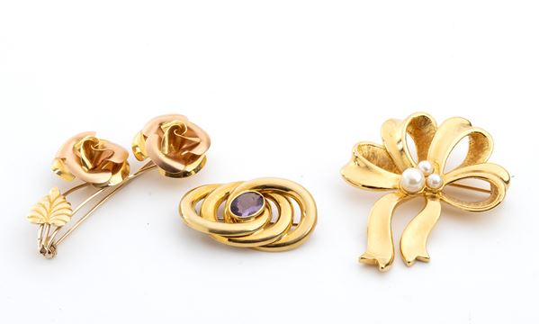 Lot of 3 gold brooches