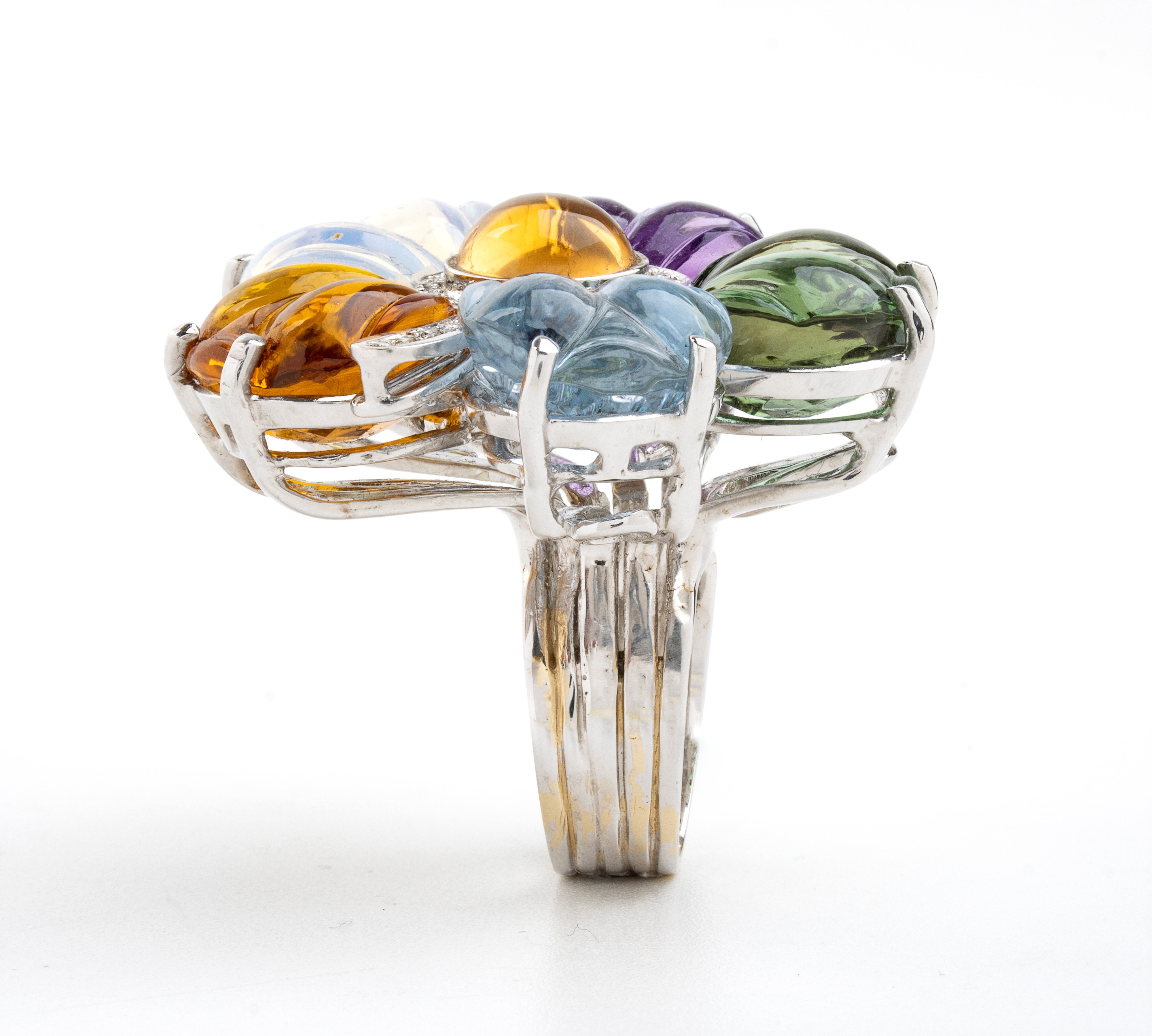 Anello in oro bianco con diamanti e paste vitree