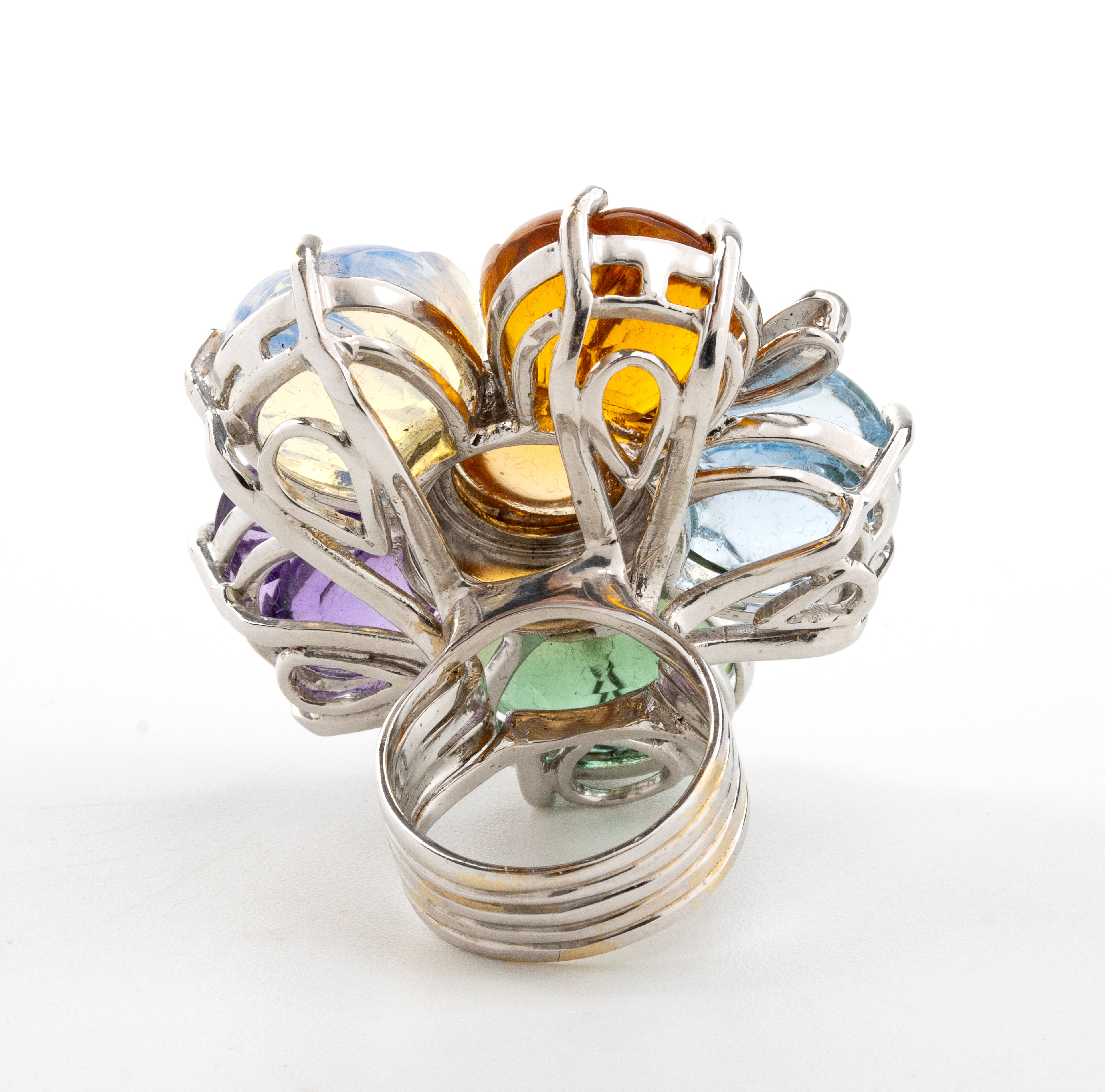 Anello in oro bianco con diamanti e paste vitree