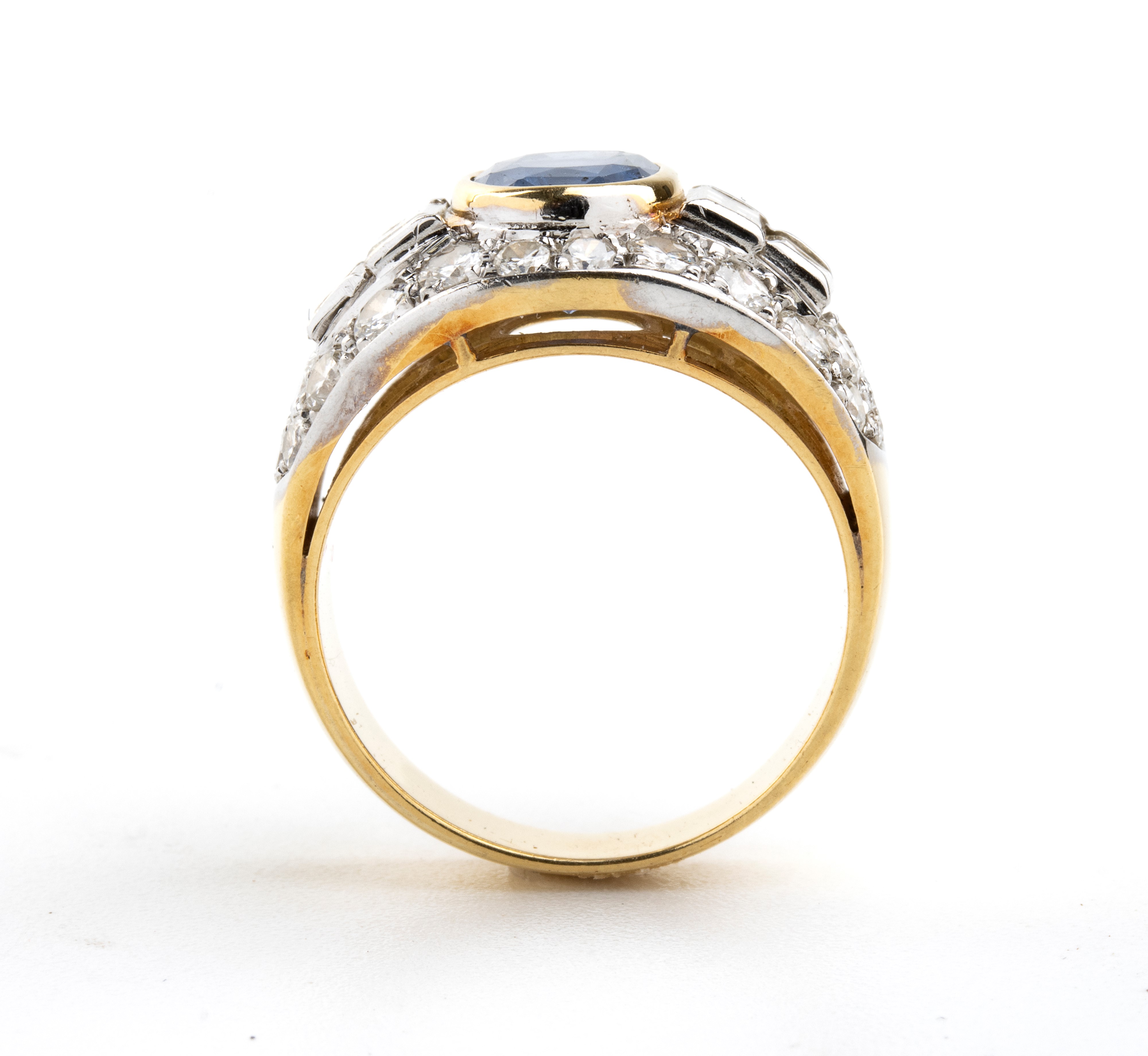 Anello in oro con zaffiro e diamanti