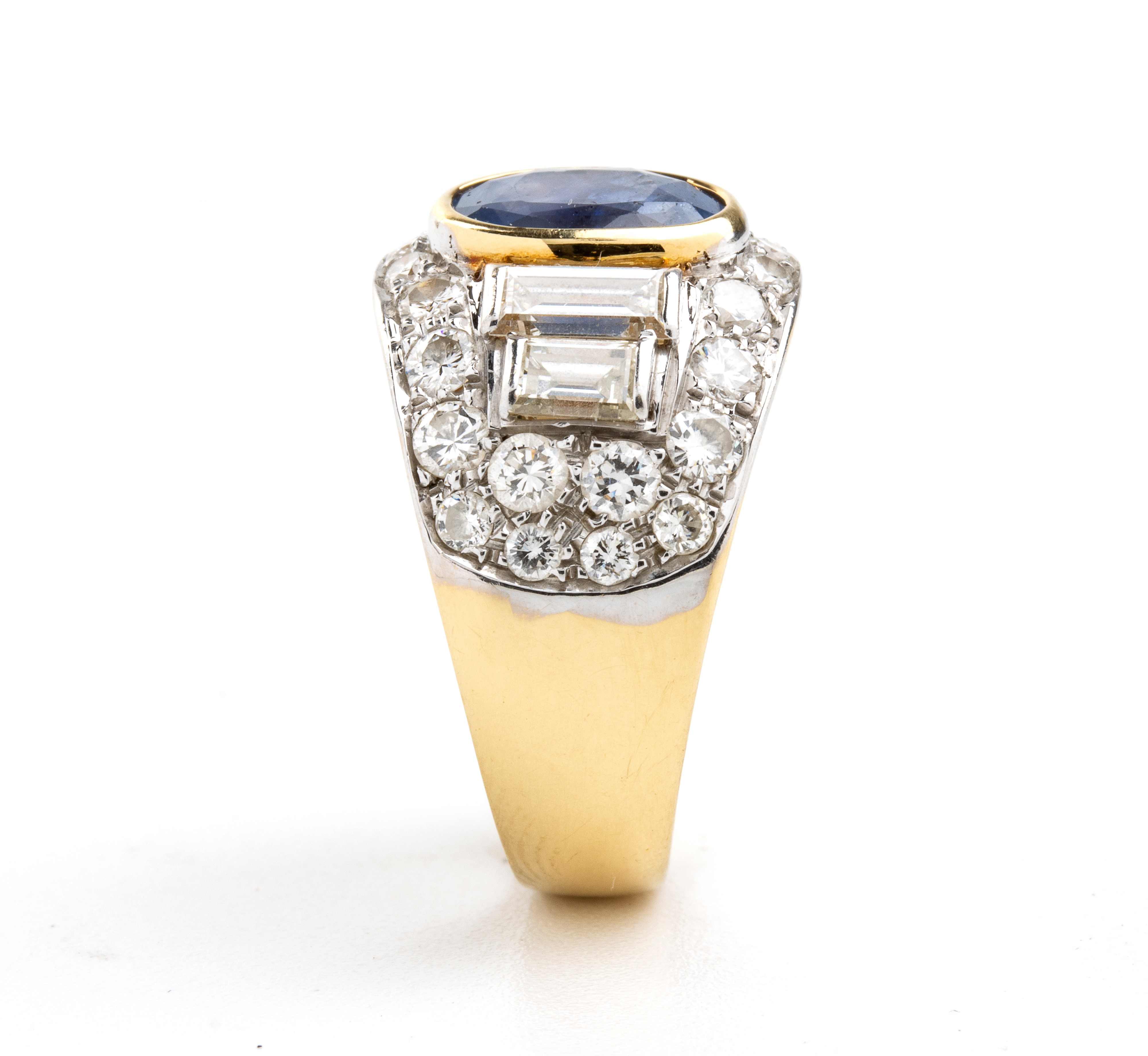 Anello in oro con zaffiro e diamanti