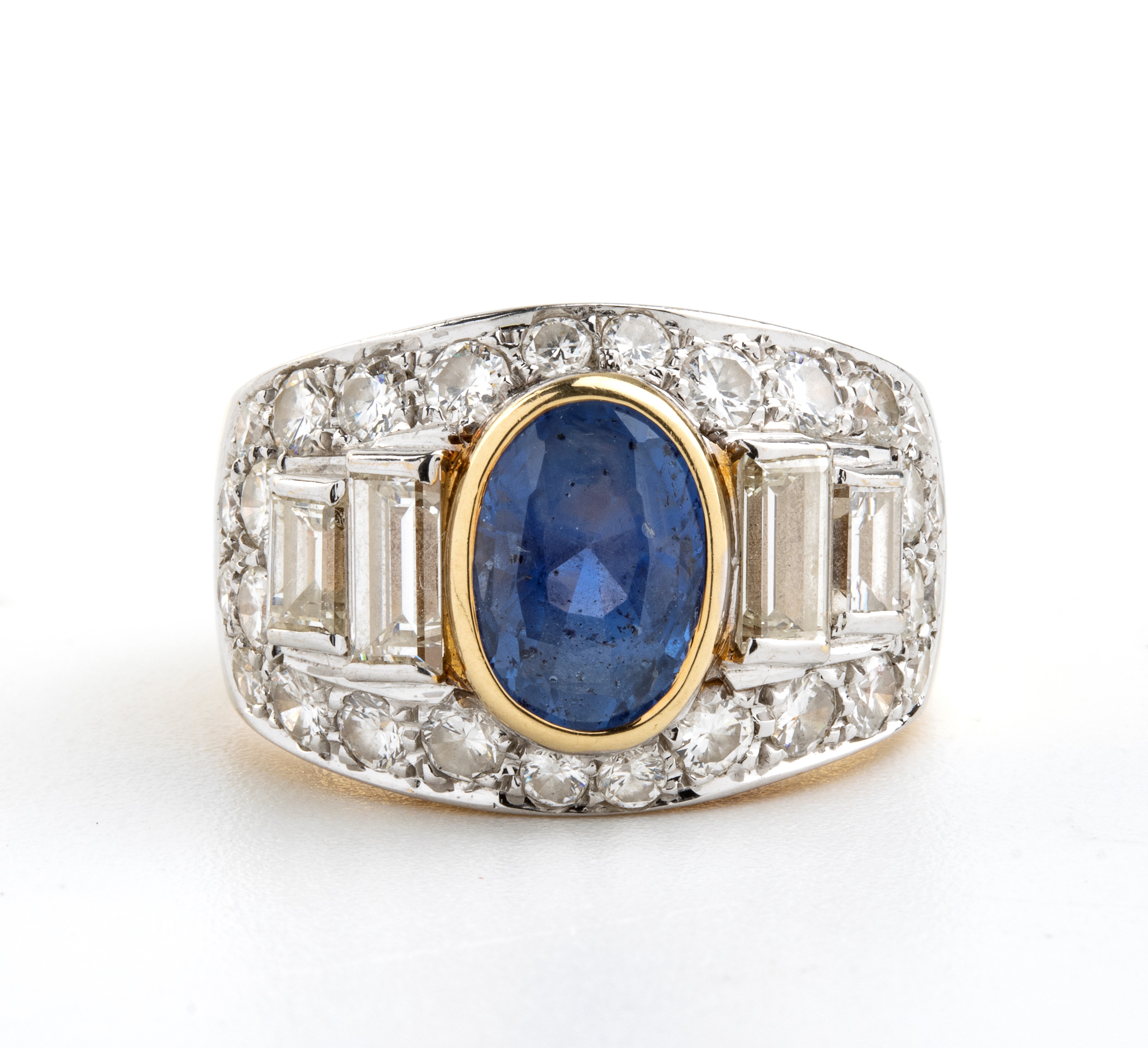 Anello in oro con zaffiro e diamanti