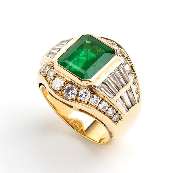 Anello in oro con smeraldo e diamanti