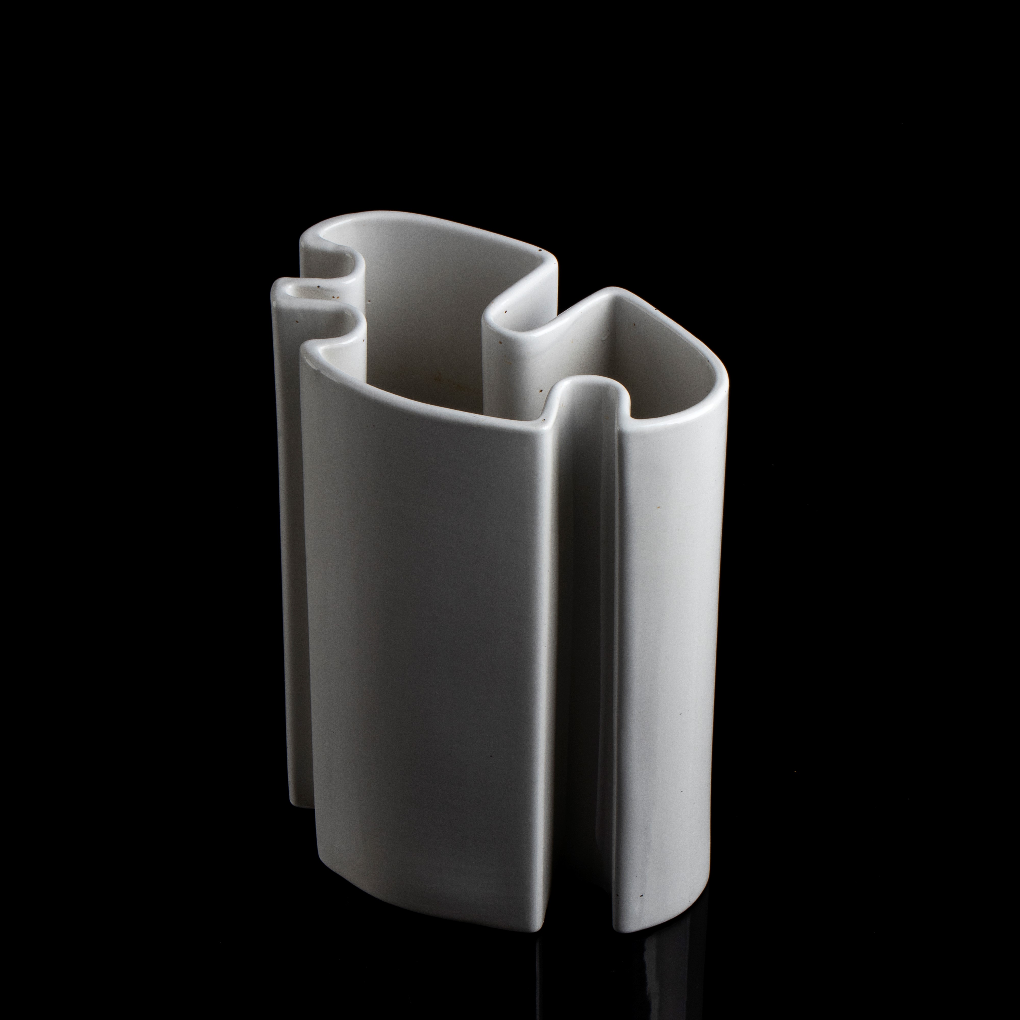 Vaso in vitreous china