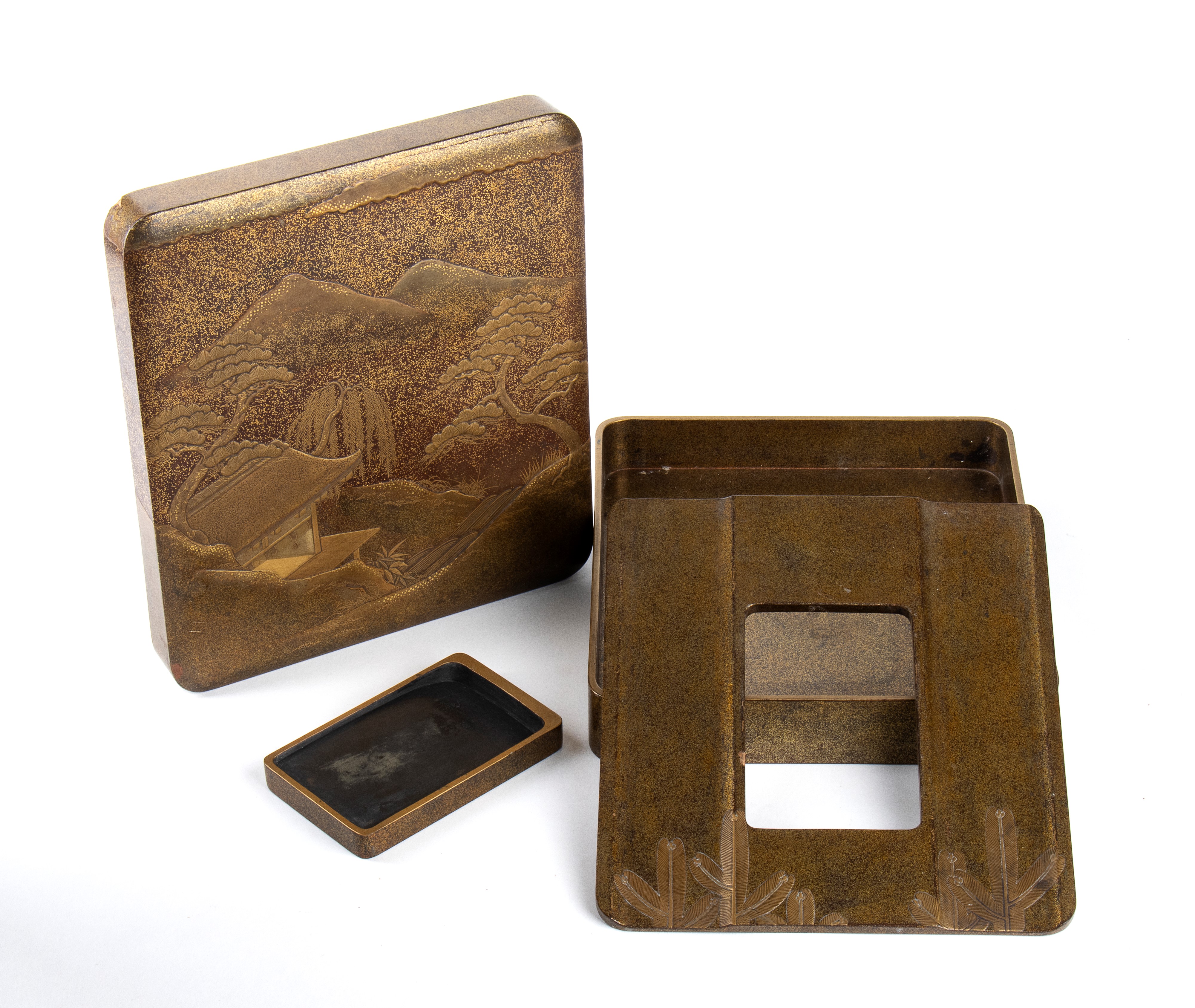 COMPLETO DA SCRITTURA IN LEGNO LACCATO E DORATO (SUZURIBAKO)