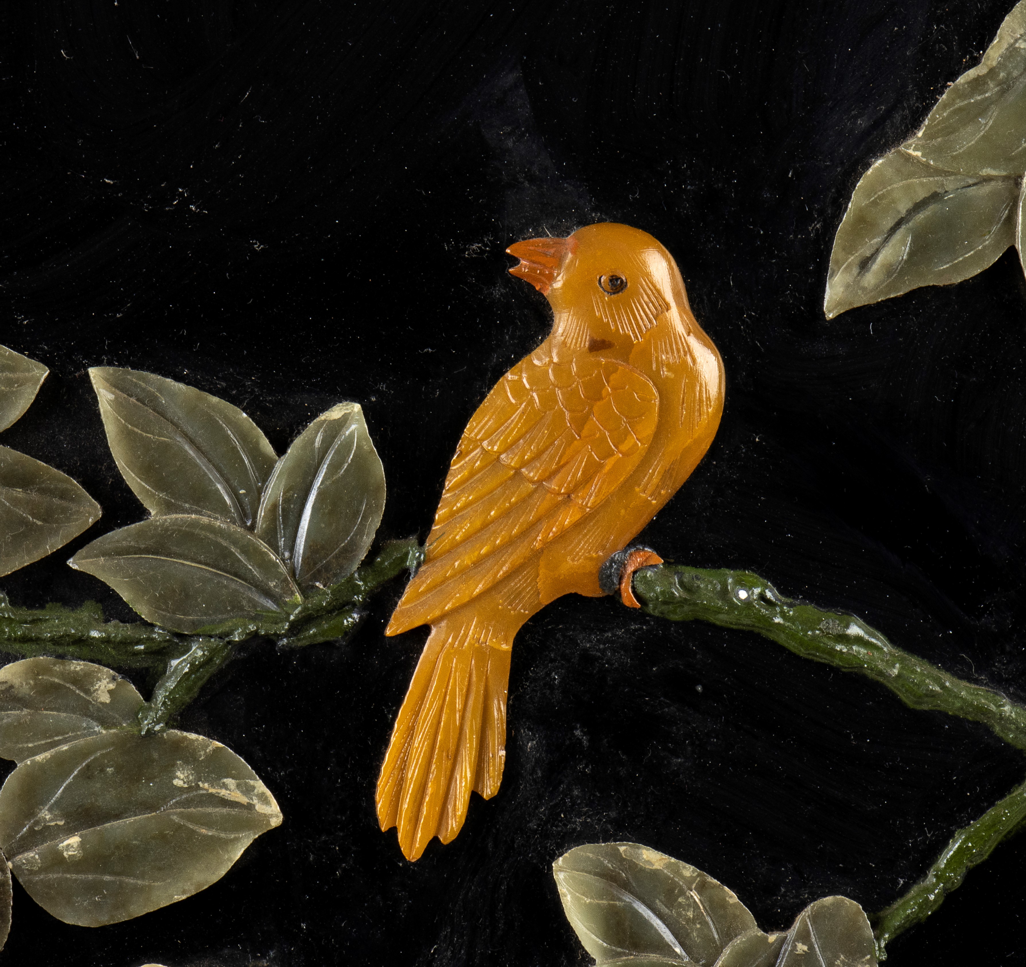 GRANDE PANNELLO CIRCOLARE IN LEGNO LACCATO E DORATO CON INTARSIO DI PIETRE DURE