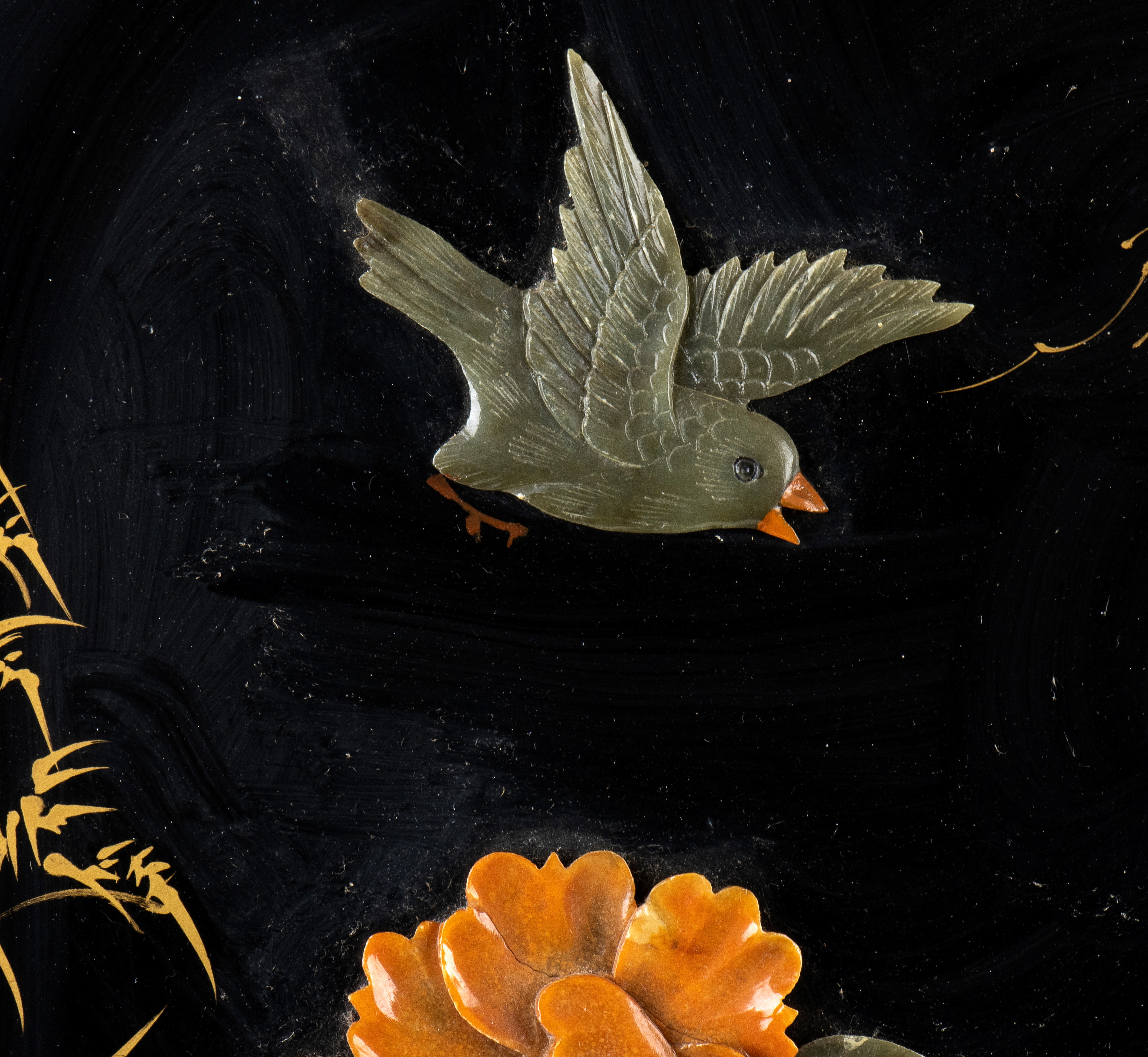 GRANDE PANNELLO CIRCOLARE IN LEGNO LACCATO E DORATO CON INTARSIO DI PIETRE DURE