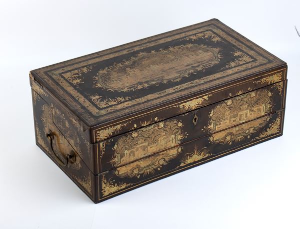 A LACQUERED AND GILT WOOD BOX AND LID