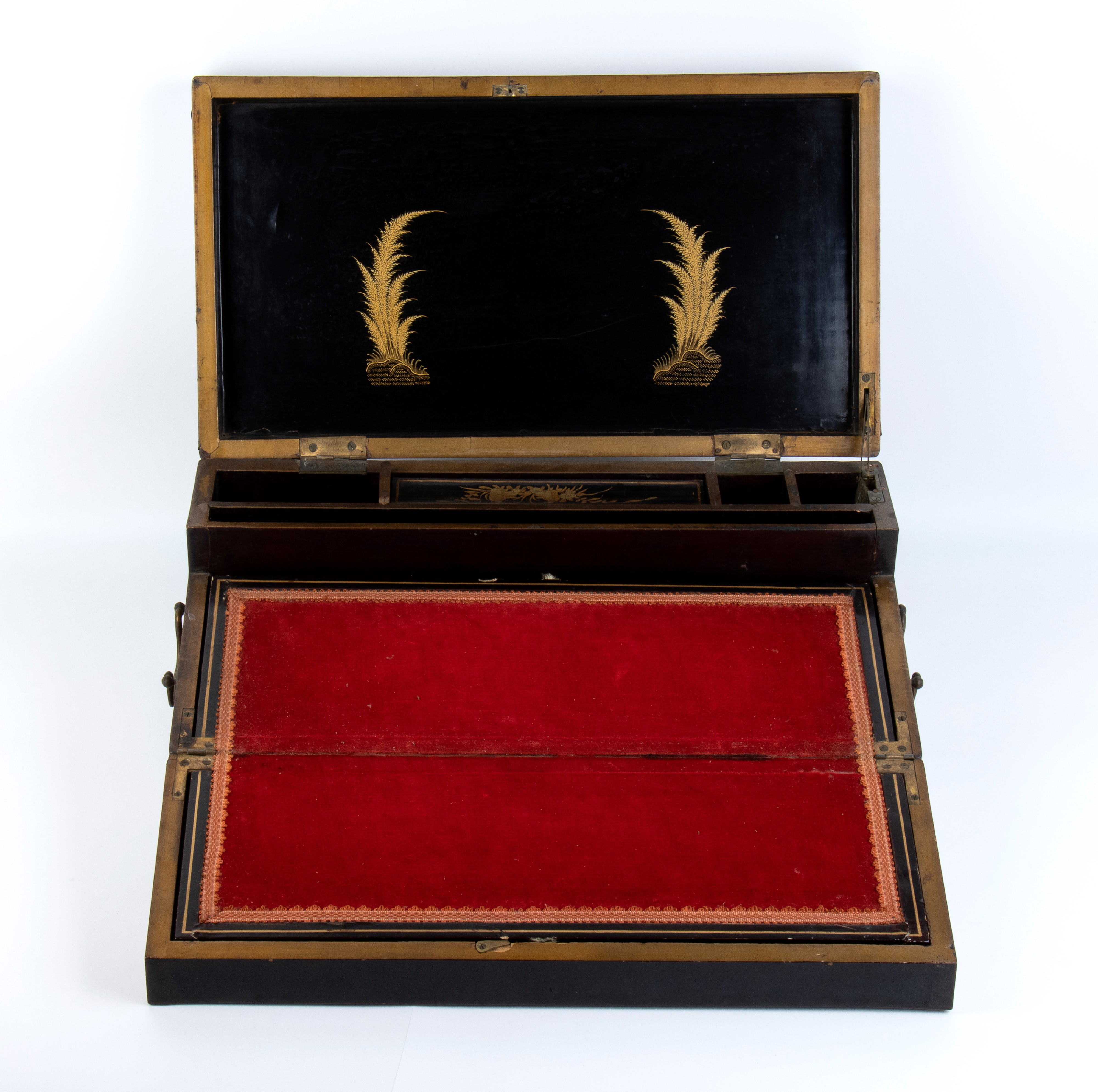 SCATOLA CON COPERCHIO IN LEGNO LACCATO E DORATO