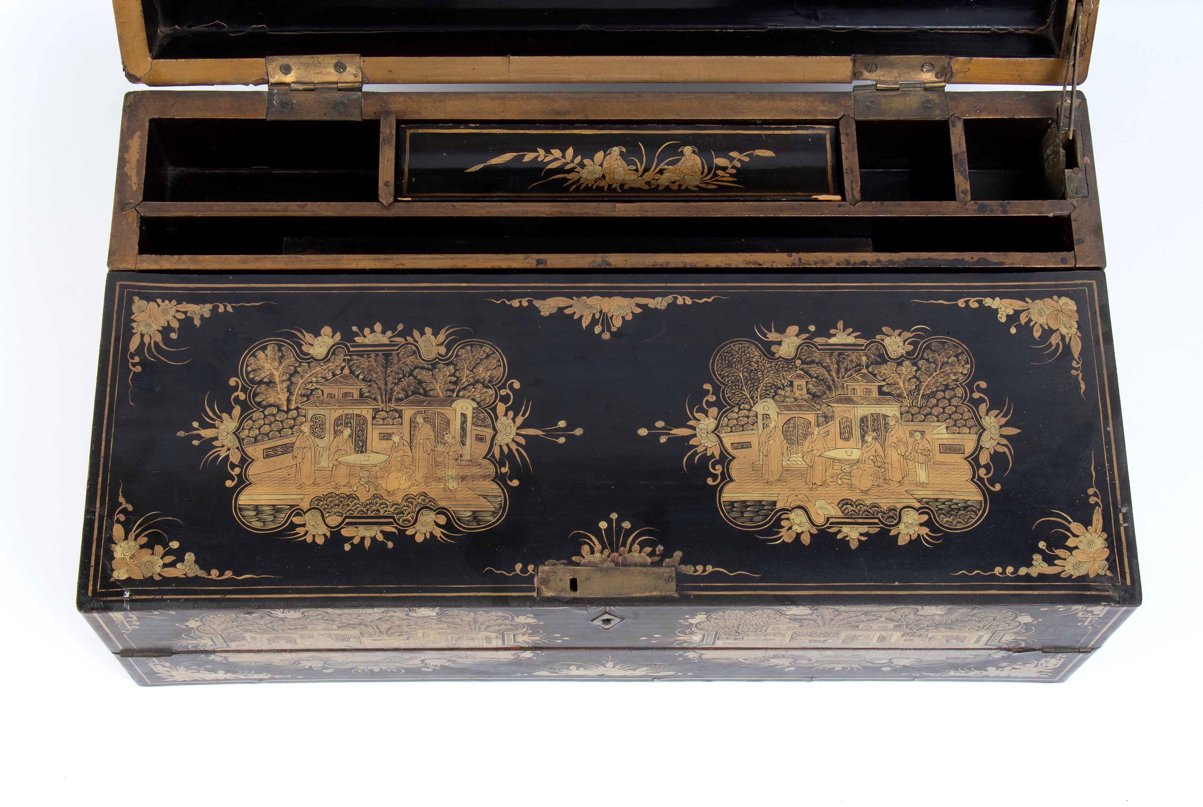 SCATOLA CON COPERCHIO IN LEGNO LACCATO E DORATO