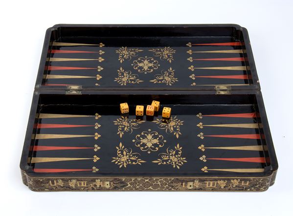 A LACQUERED AND GILT WOOD GAME BOX