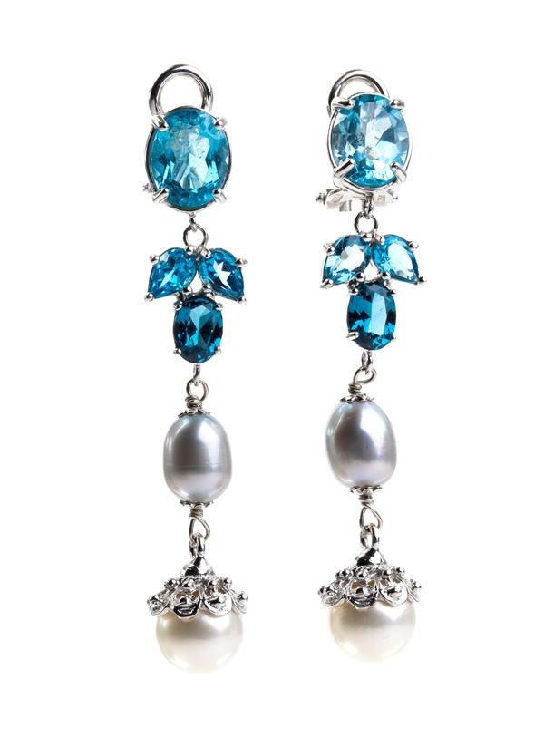 Orecchini pendenti in oro con perle e topazi azzurri
