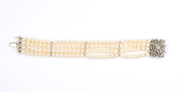 Bracciale in oro con 4 fili di perle e diamanti