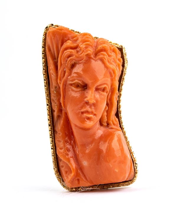 Gold pendant with coral cameo