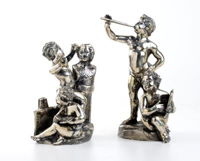 Coppia di Composizioni Scultoree Italiane Raffiguranti Putti Artisti