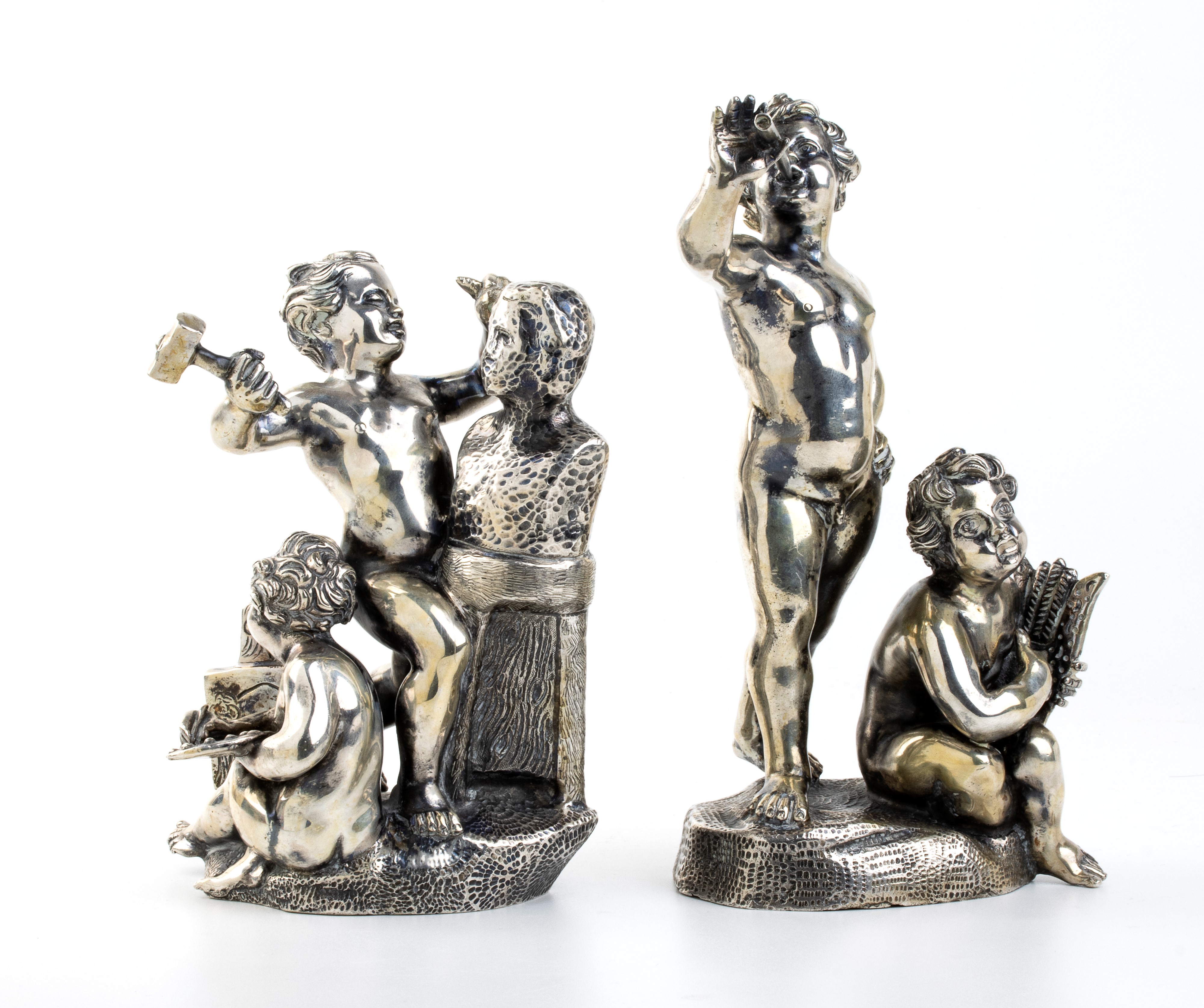 Coppia di Composizioni Scultoree Italiane Raffiguranti Putti Artisti