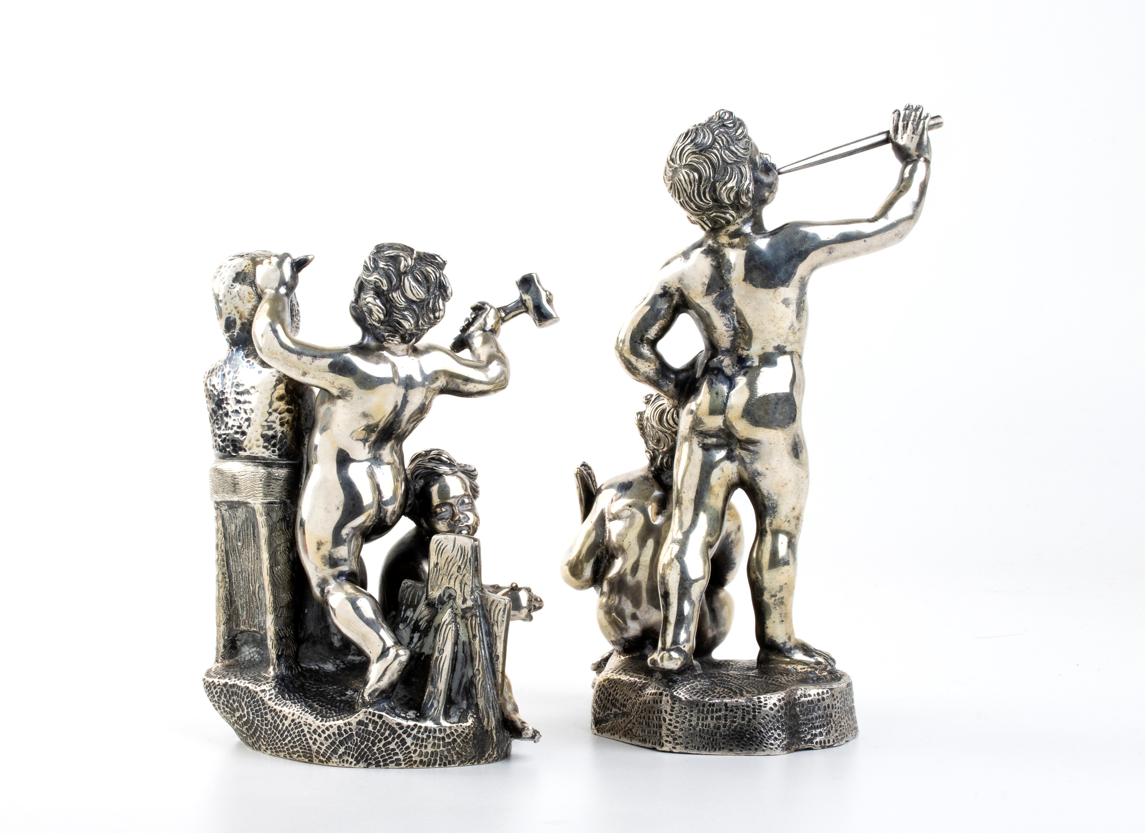 Coppia di Composizioni Scultoree Italiane Raffiguranti Putti Artisti