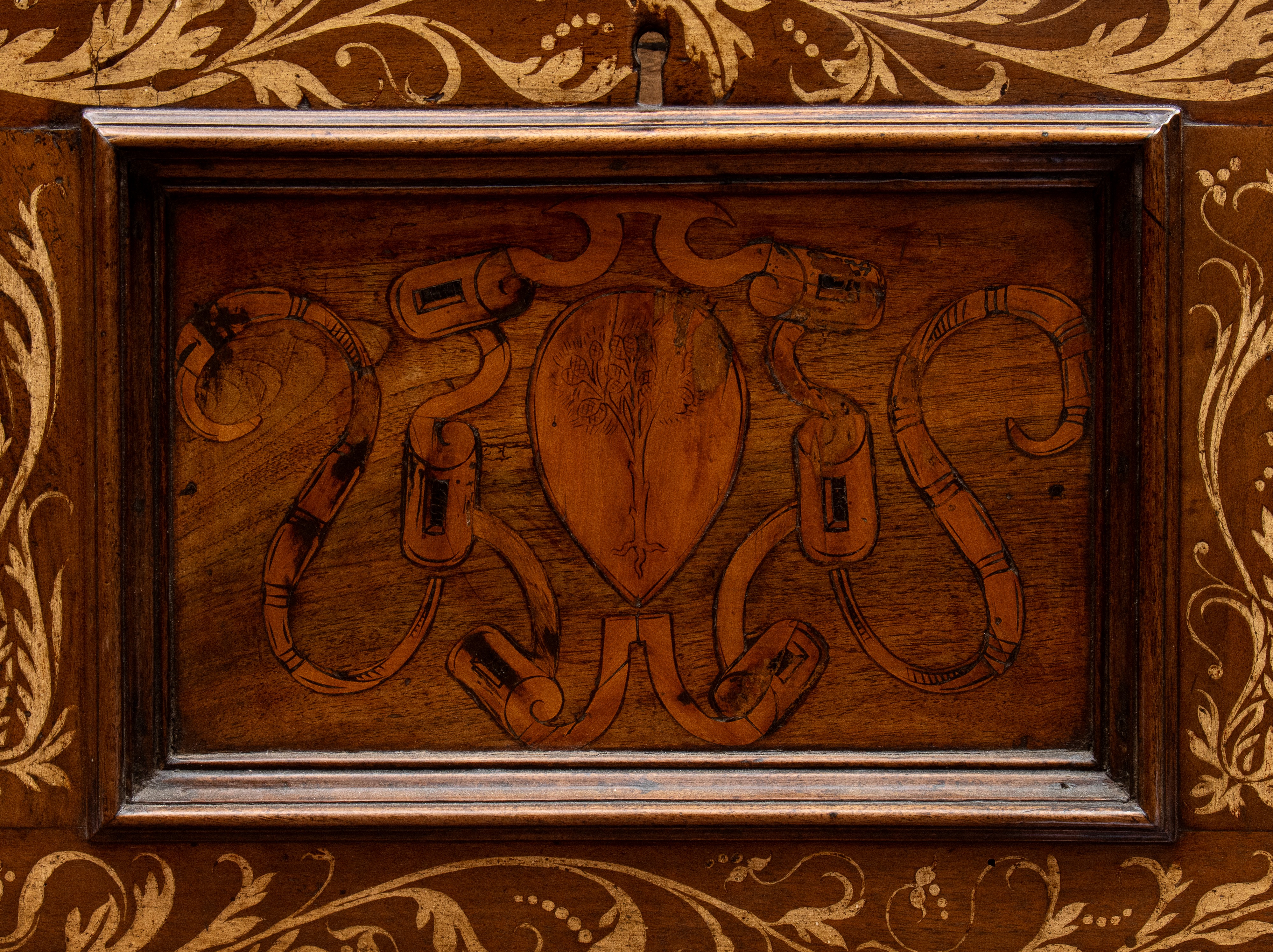 Cassone Nuziale in Legno di Noce
