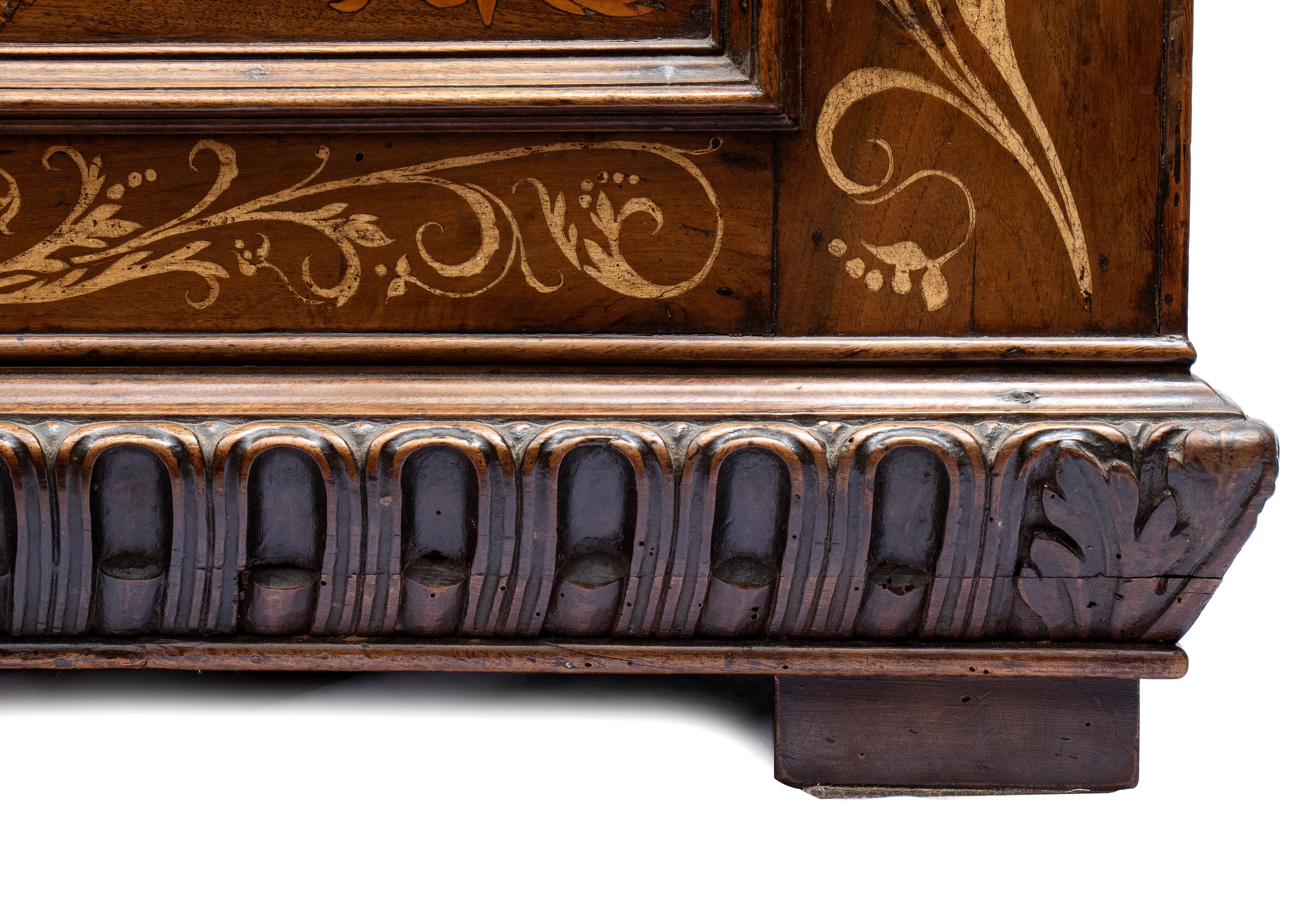 Cassone Nuziale in Legno di Noce