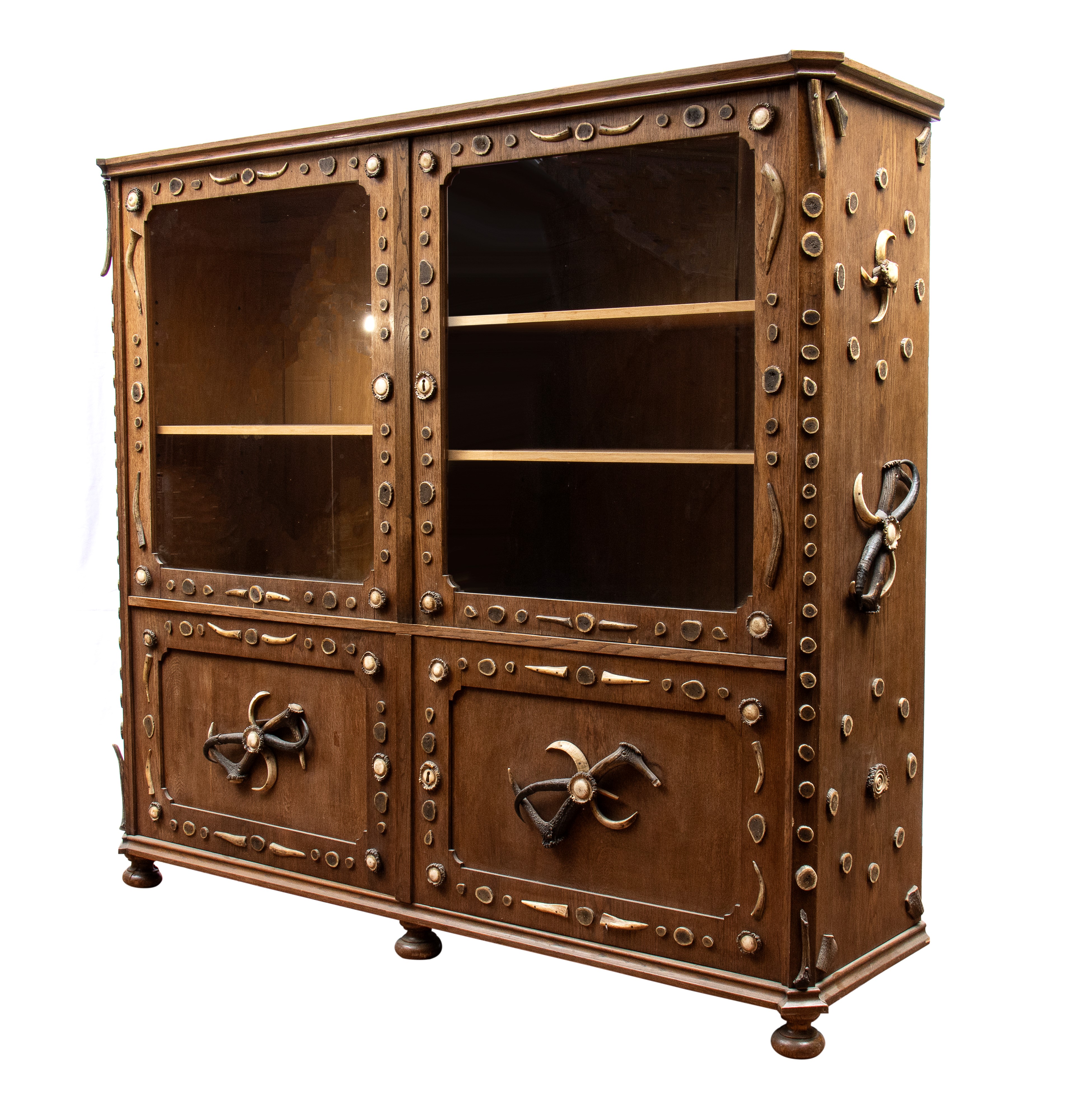 Credenza Foresta Nera Tedesca con Corna Cervo