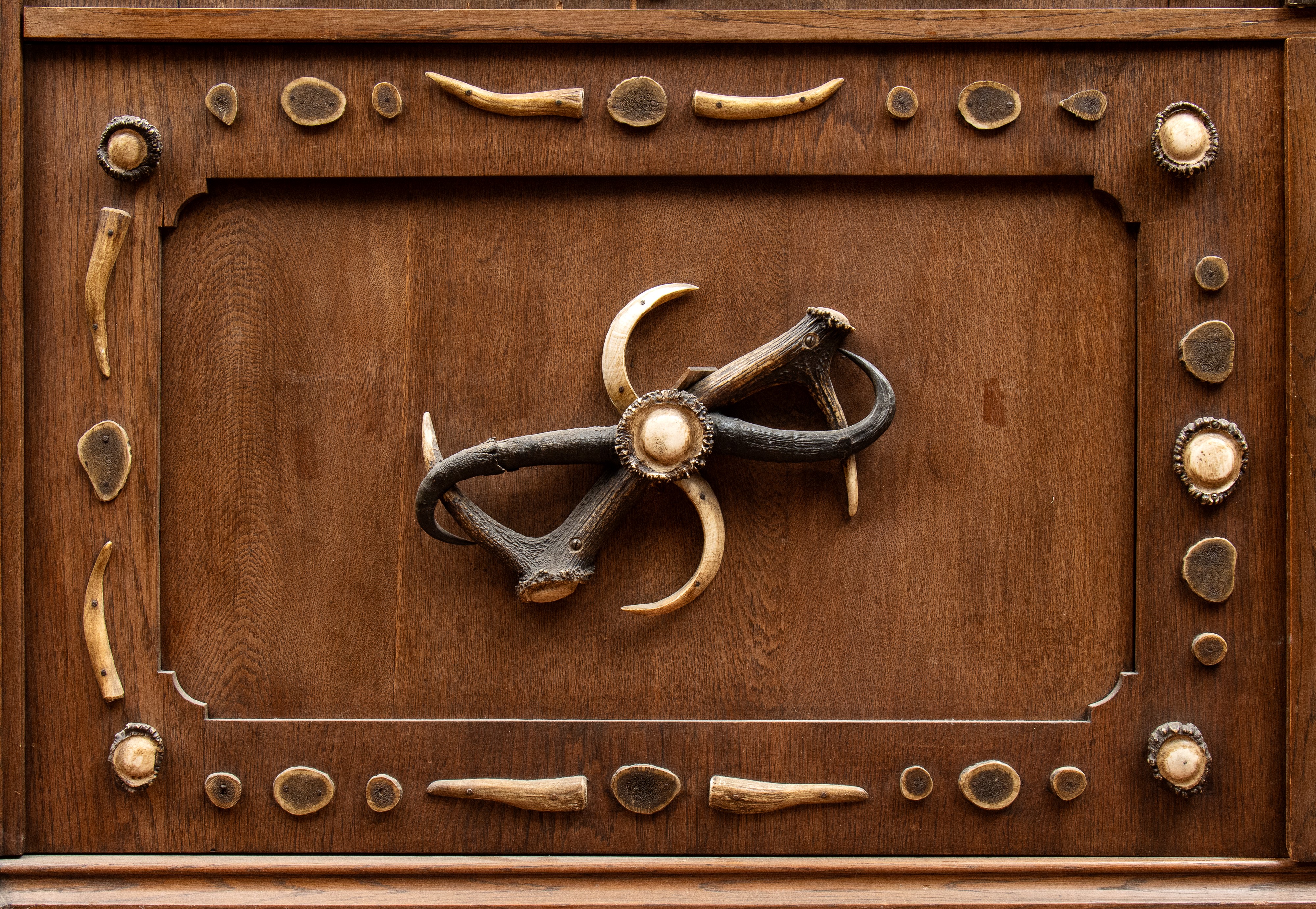 Credenza Foresta Nera Tedesca con Corna Cervo