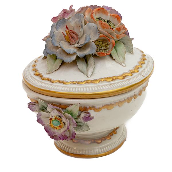 Oval box in polychrome porcelain