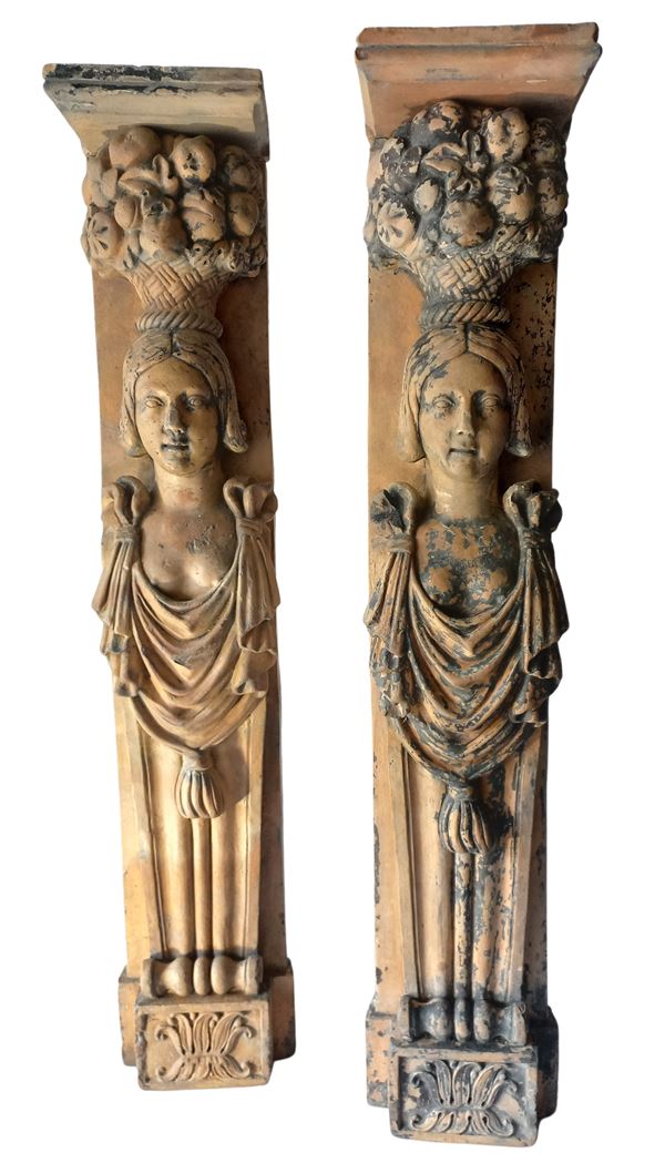 Della Robbia : Coppia di lesene  (XVII-XVIII secolo)  - Terracotta - Asta Scultura, Bronzetti e Ceramiche dal XVI al XIX Secolo - Bertolami Fine Art - Casa d'Aste