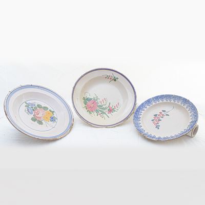 Lotto di Tre Piatti da Muro in Ceramica