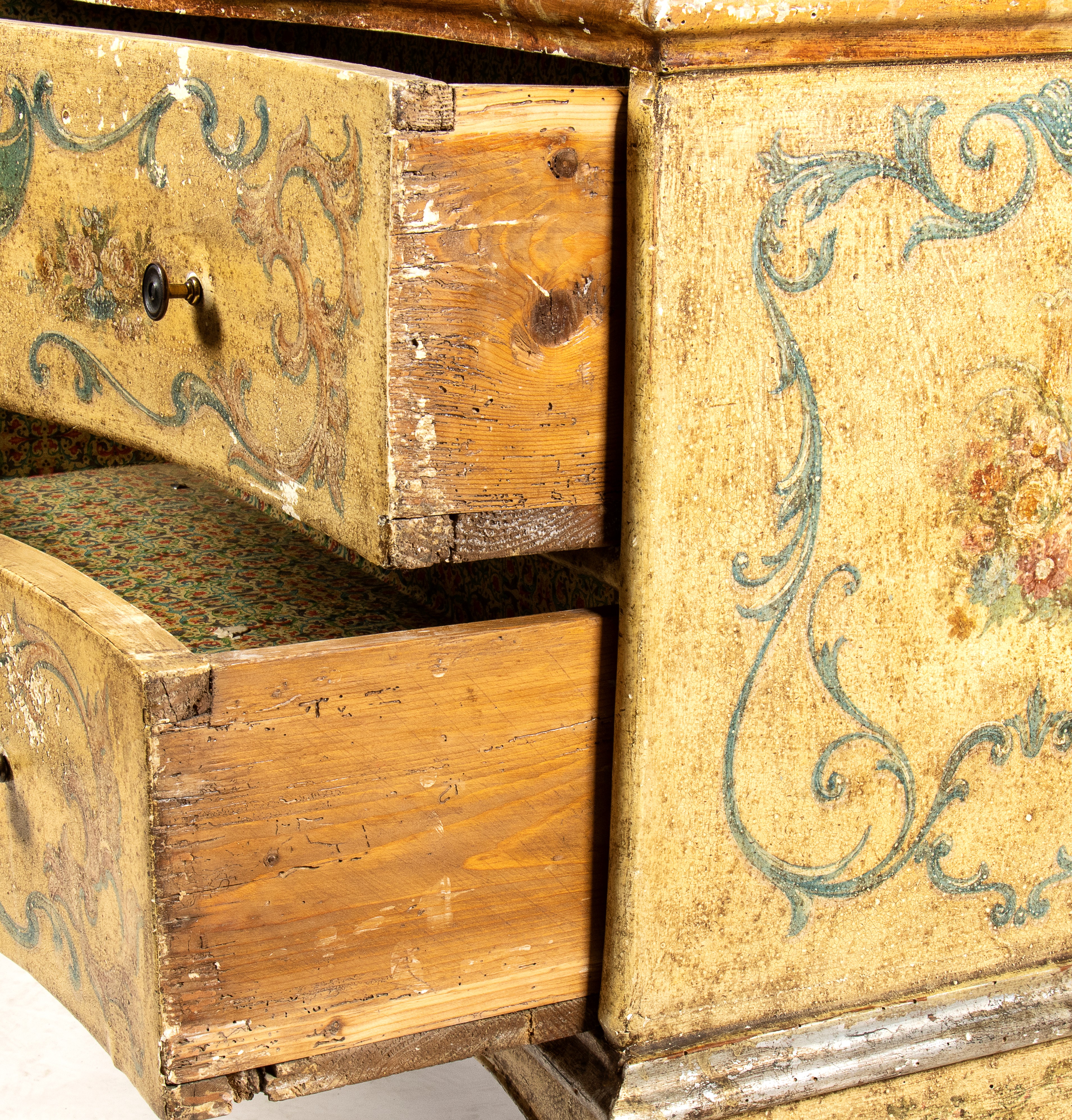 Comò italiano laccato e dipinto