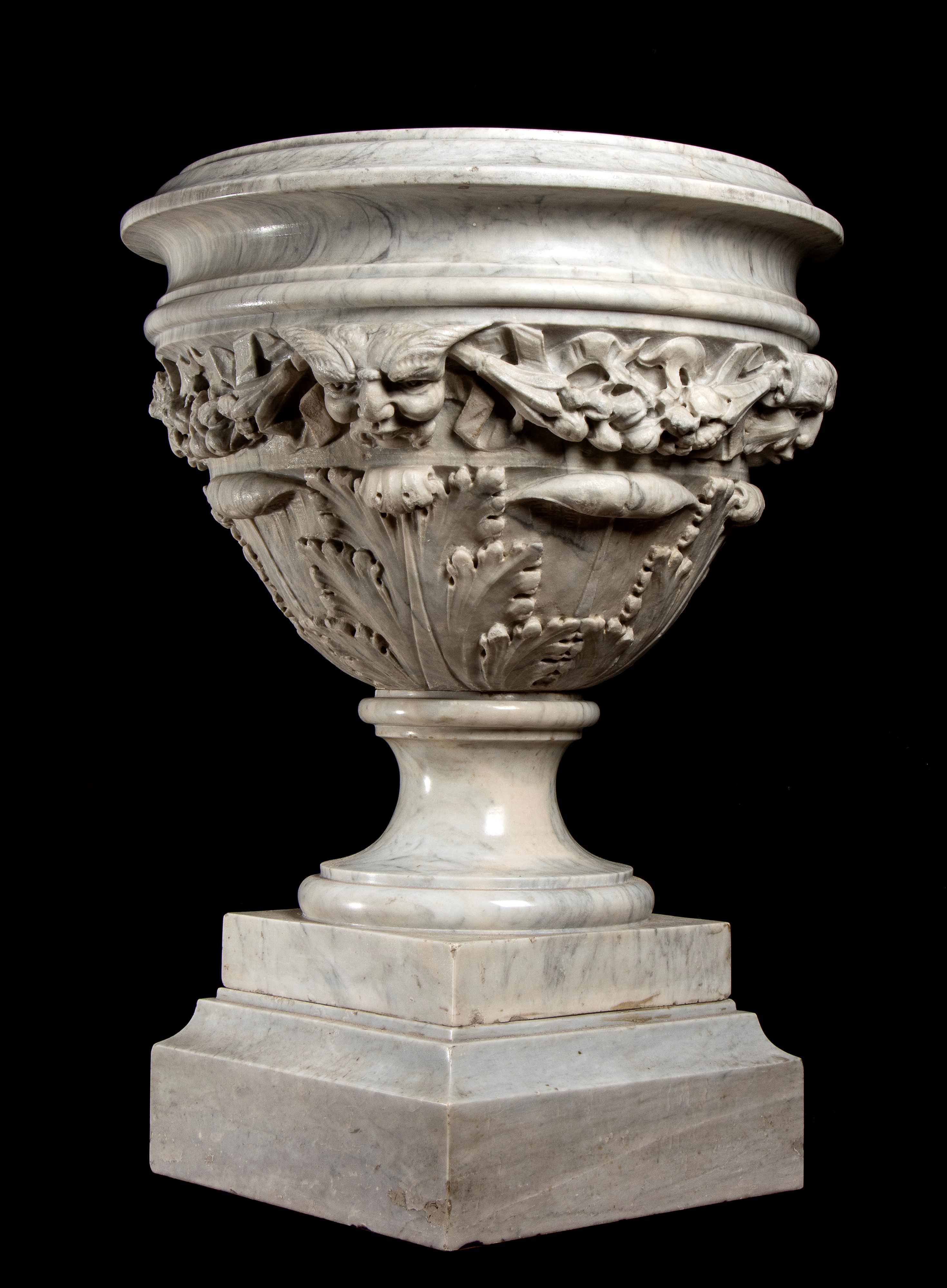 Vaso italiano in marmo scolpito