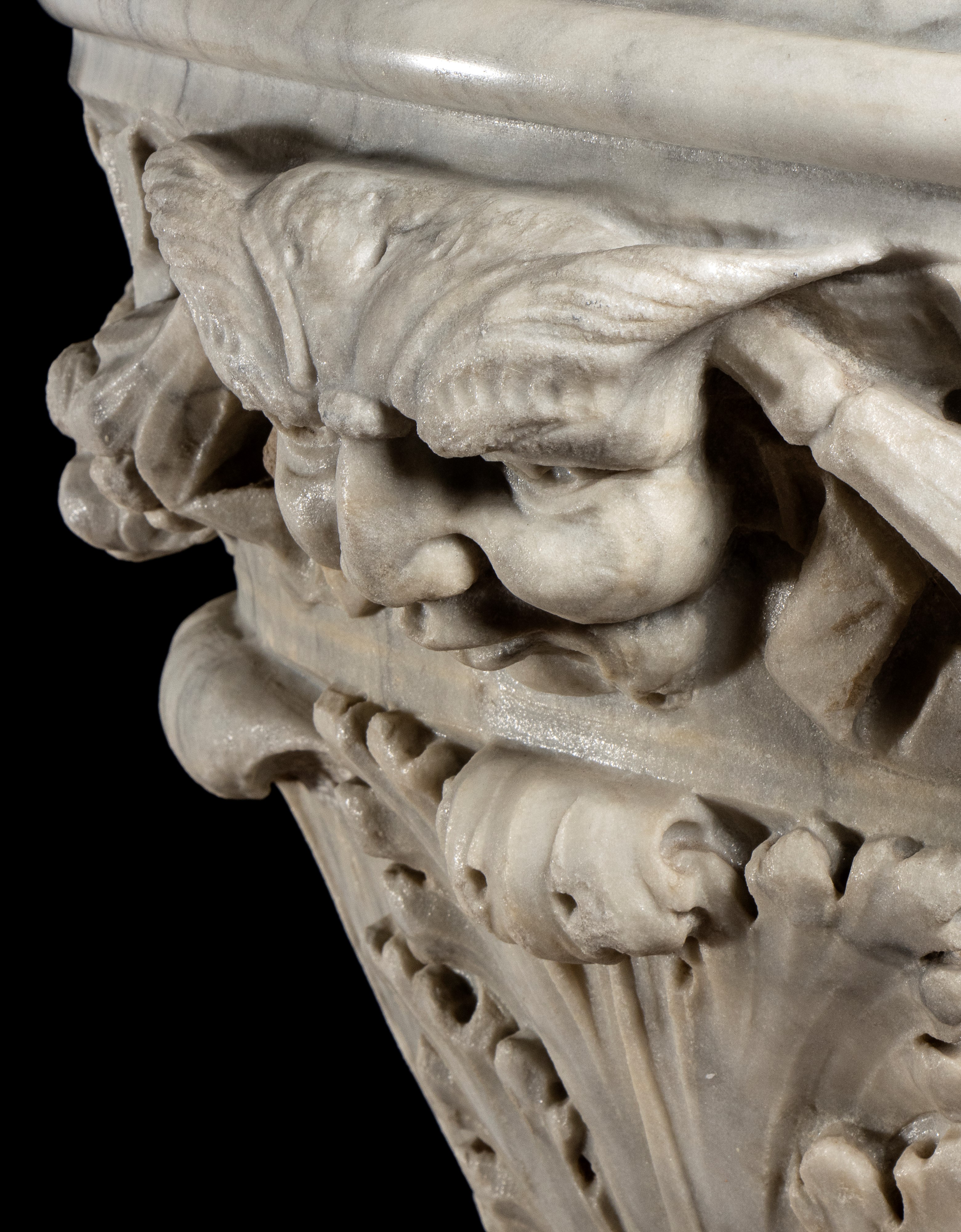 Vaso italiano in marmo scolpito