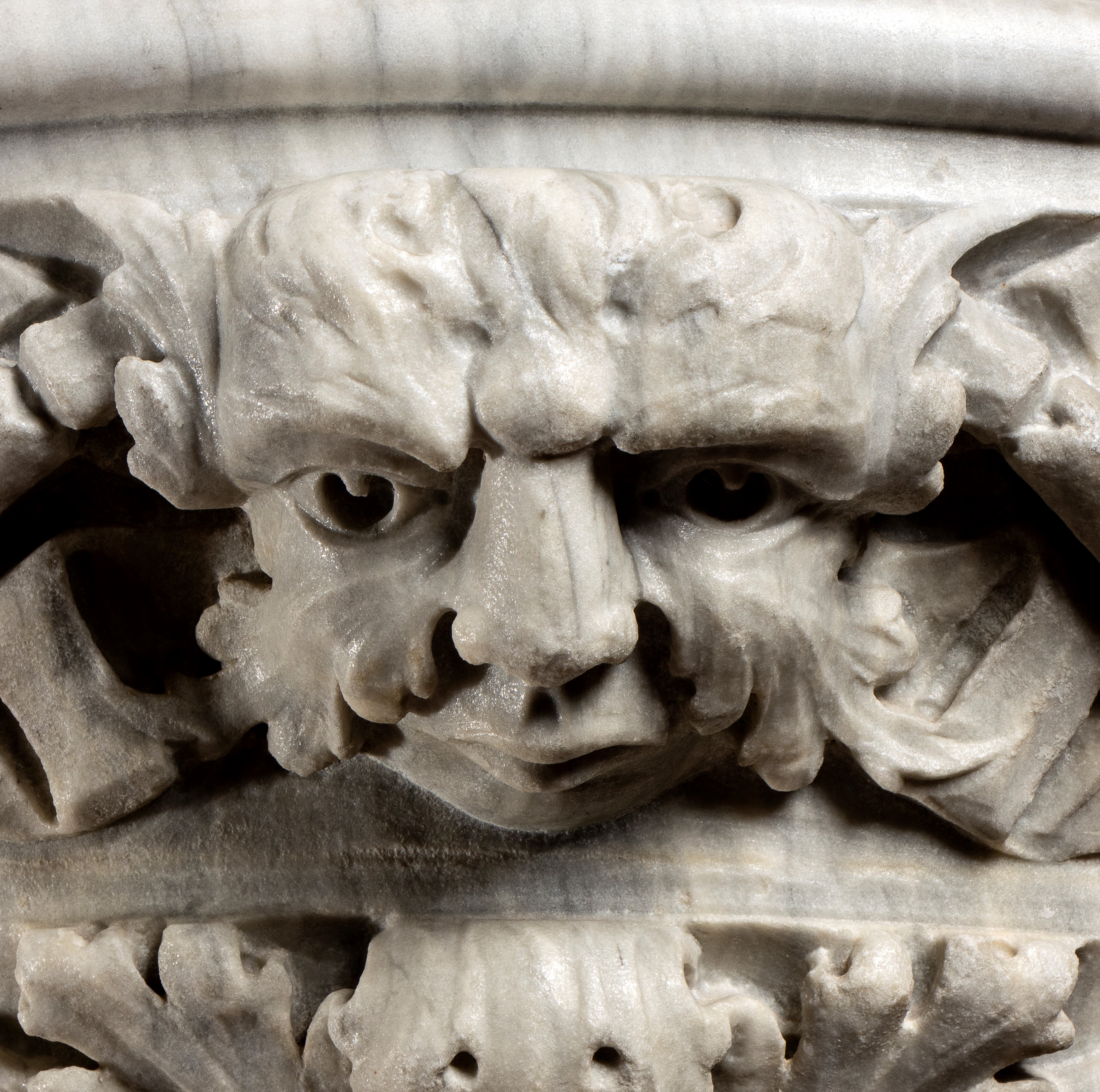 Vaso italiano in marmo scolpito