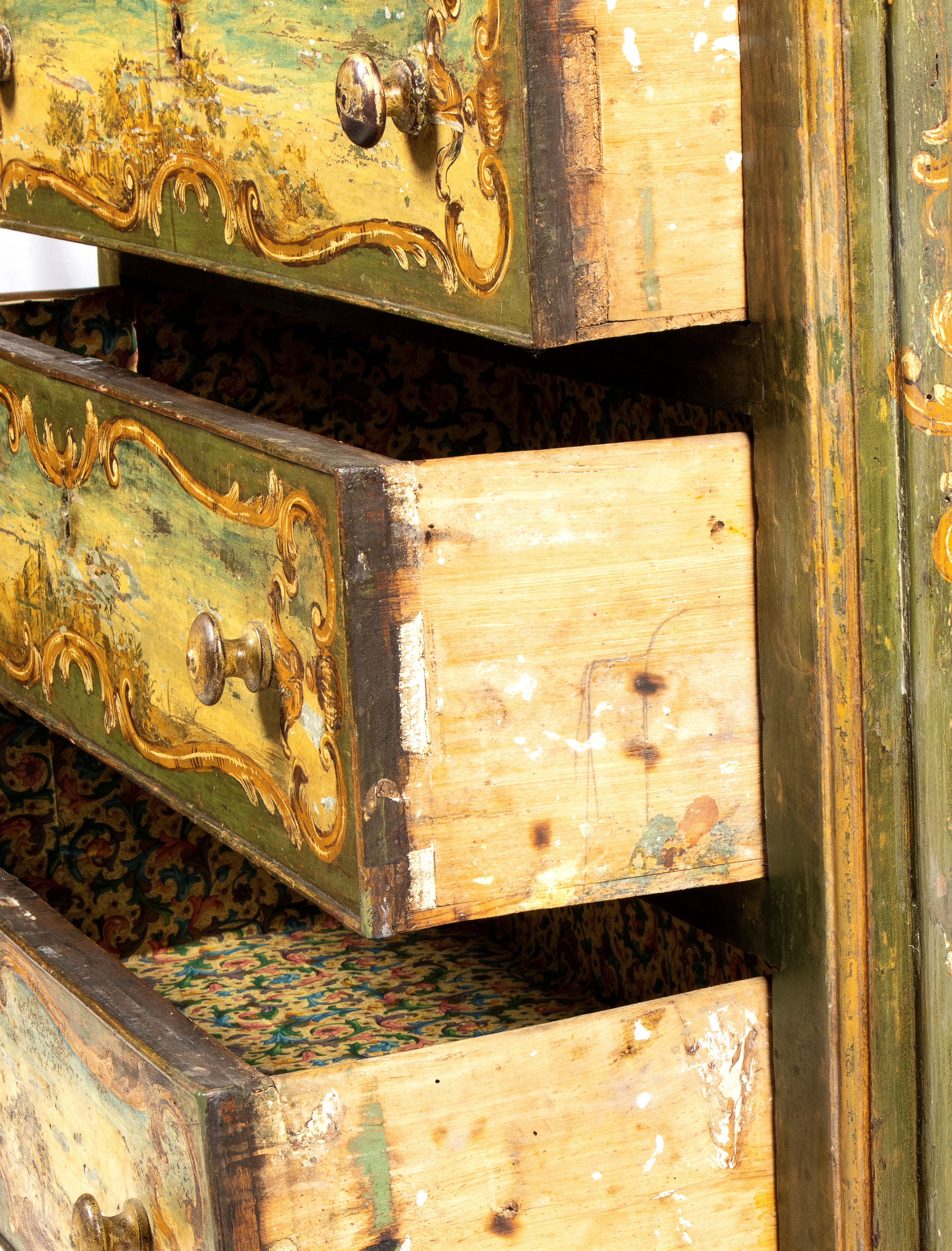 Comò italiano laccato Luigi XV