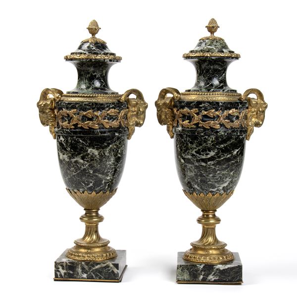 Coppia di vasi francesi in marmo