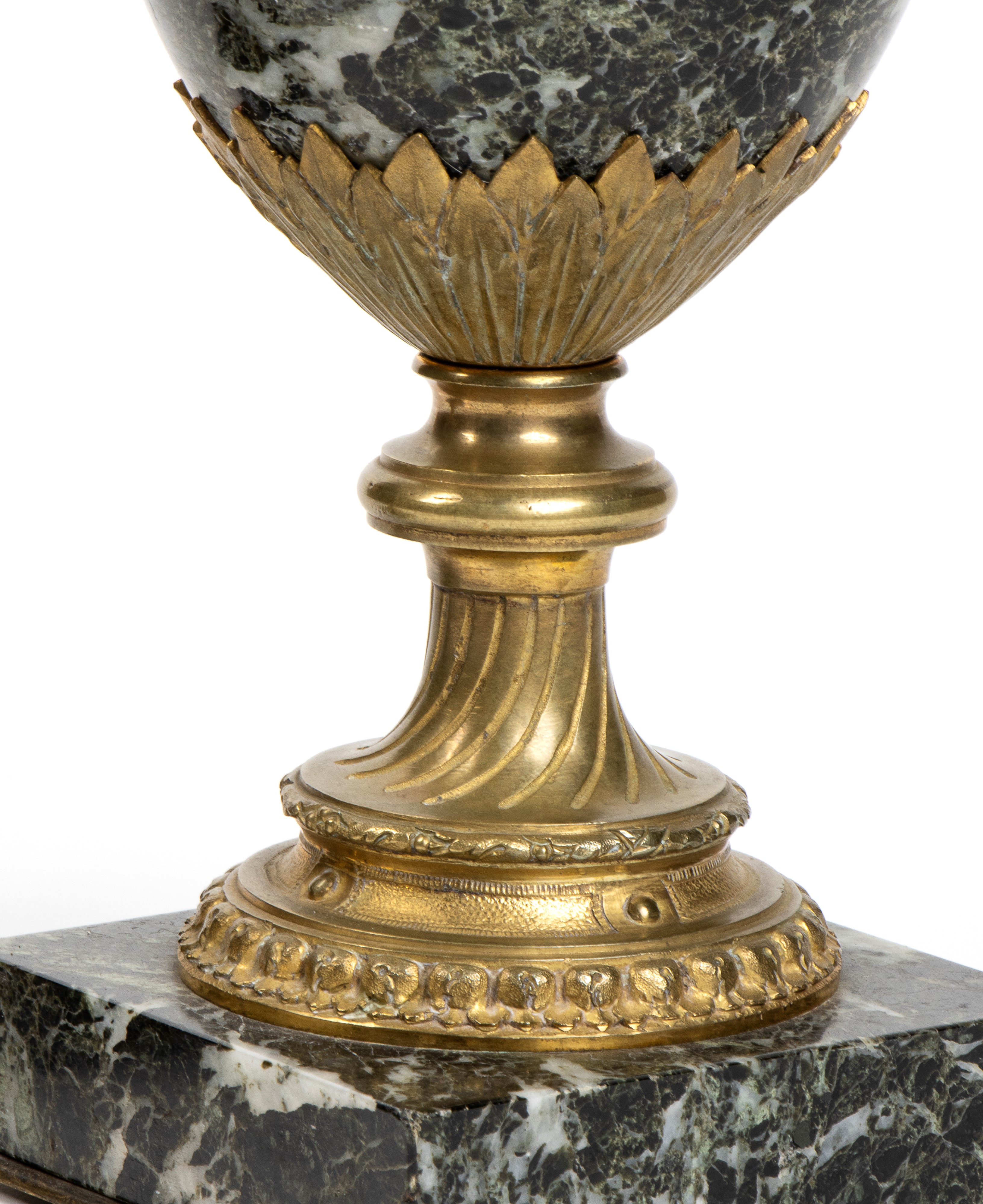 Coppia di vasi francesi in marmo